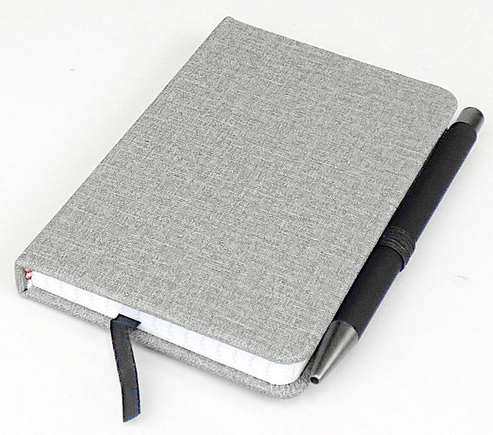 Notizbuch DIN A 6 mit Kugelschreiber:

Es handelt sich um eine Zusammenstellung der nachstehend beschriebenen Waren, in Aufmachung für den Einzelverkauf:
1. Ein gebundenes Notizbuch mit einem geprägten leinenartigen Einband aus Kunststoff und Lesebändchen aus Spinnstoffen (Format DIN A 6, Umfang 80 Seiten aus Papier, kariert bedruckt). Das Notizbuch ist mit einer kleinen gummielastischen Schlaufe zum Einstecken der unter 2. beschriebenen Ware versehen.

2. Ein Kugelschreiber mit einem Gehäuse, überwiegend aus Metall.

Derartige Waren gehören als "Notizbücher, ohne Kalendarium, aus Papier oder Pappe" zur Codenummer 4820 1030 00 0, da es sich zolltarifrechtlich um eine Warenzusammenstellung in Aufmachung für den Einzelverkauf handelt, deren wesentlicher Charakter nach der Bedeutung in Bezug auf die Verwendung durch die unter 1. beschriebene Ware bestimmt wird. Bei dem Notizbuch handelt es sich um eine aus verschiedenen Stoffen zusammengesetzte Ware, deren wesentlicher Charakter nach dem Umfang durch das Papier bestimmt wird.