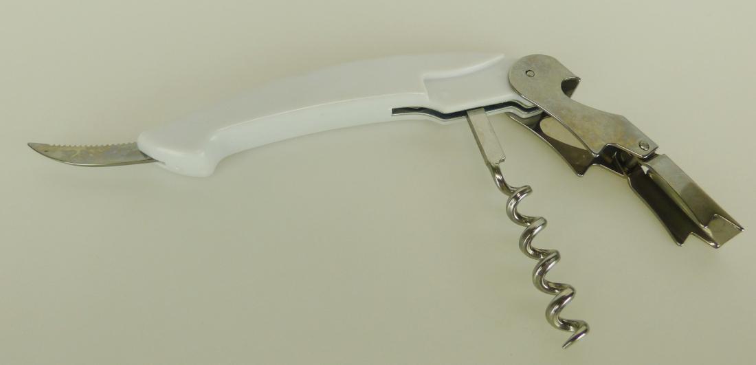 "Korkenzieher"

- mit freiem Arm zu handhabendes Werkzeug aus drei Bestandteilen

- mit geschwungenem Griff aus unedlem Metall und Kunststoff, in welchen
  unlösbar ein aufklappbarer Korkenzieher in Form einer Spirale, ein
  Flaschenöffner (beide charakterbestimmend) sowie eine Messerklinge,
  jeweils aus unedlem Metall, eingesetzt sind

- zum Öffnen von Flaschen z.B. mit Korken

- in Kunststofffolie eingelegt und in einem Karton verpackt

Abbildung siehe Anlage.

Derartige Erzeugnisse gehören als "Handwerkzeuge (Haushaltswerkzeuge),
anderweit weder genannt noch inbegriffen, mit arbeitendem Teil aus unedlem
Metall" zur Codenummer 8205 5100 00 0 des Zolltarifs.