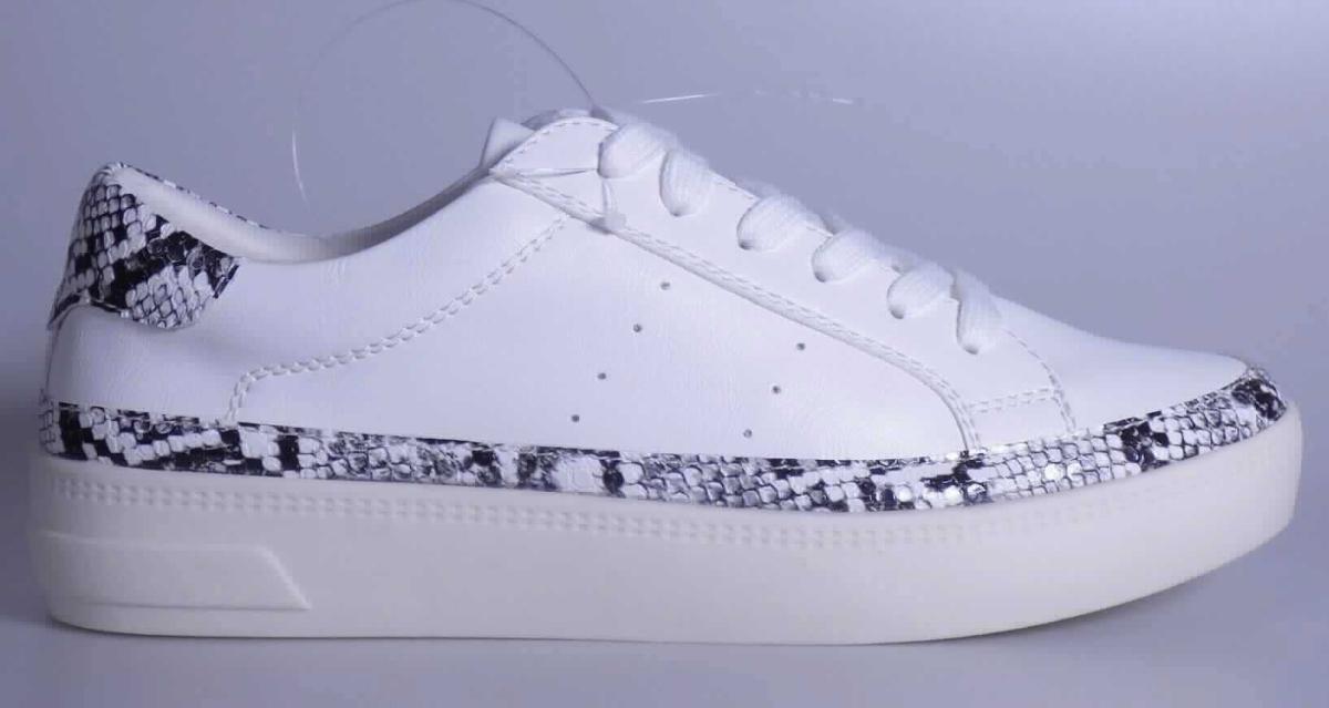 Halbschuhe (laut Antrag: "Damen Sneakers", Größe 37, Foto siehe Anlage)
- mit Laufsohlen aus (laut Antrag) Kunststoff,
- mit Oberteil (geschlossenes Blatt) aus Kunststoff (Spinnstoff mit einer mit bloßem Auge wahrnehmbaren 
  Außenschicht aus Kunststoff), damit keine Ware der Position 6403,
- mit Schnürsenkelverschluss,
- nicht den Knöchel bedeckend,
- ohne Metallschutz in der Vorderkappe,
- mit einer Länge der Innensohle von ca. 24,6 cm,
- als Frauenschuhe erkennbar.

"Schuhe, andere als in der Position 6401 genannte, mit Laufsohlen und Oberteil aus Kunststoff, andere als in den 
 Unterpositionen 6402 1210 bis 6402 9991 genannte, für Frauen"