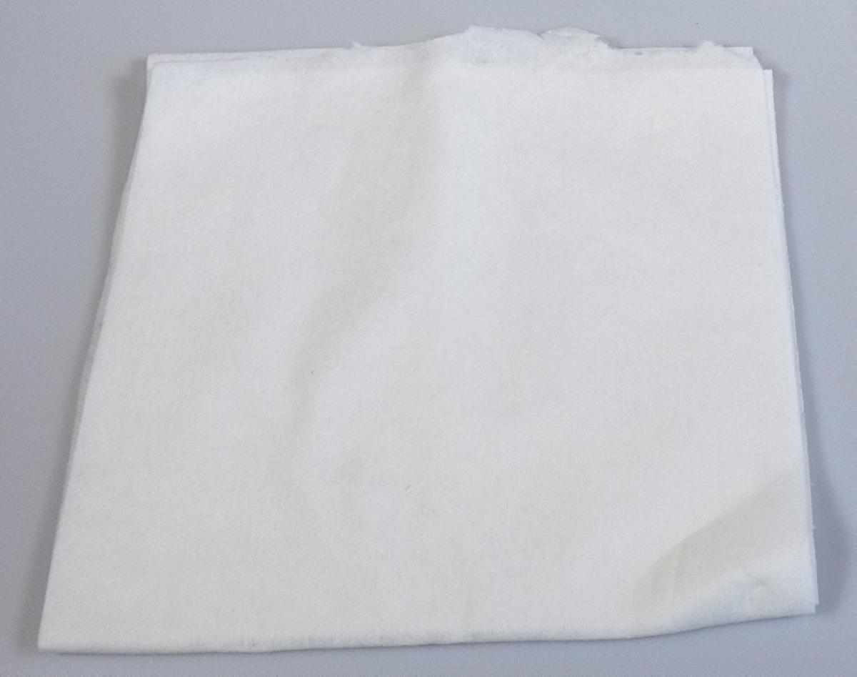 Es handelt sich um ein einlagiges Vlies aus Halbstoff aus Nadelholz (gewichtsmäßig vorherrschend) und künstlichen Chemiefasern. Es soll zu feuchten Tüchern weiterverarbeitet werden und wird in Rollen mit einer Breite von weniger als 36 cm eingeführt.

Abbildung siehe Anlage (es ist nur ein Teilstück der Ware zu sehen).

Derartige Erzeugnisse gehören als "Vliese aus Zellstofffasern, von der im Haushalt oder zu sanitären Zwecken verwendeten Art, in Rollen mit einer Breite von 36 cm oder weniger, andere als in den Unterpositionen 4818 10 10 bis 4818 90 10 genannte" zum TARIC-Code 4818 90 90 00, da es sich zolltarifrechtlich um eine aus verschiedenen Stoffen zusammengesetzte Ware handelt, deren wesentlicher Charakter nach dem Gewicht durch den Papierhalbstoff bestimmt wird.