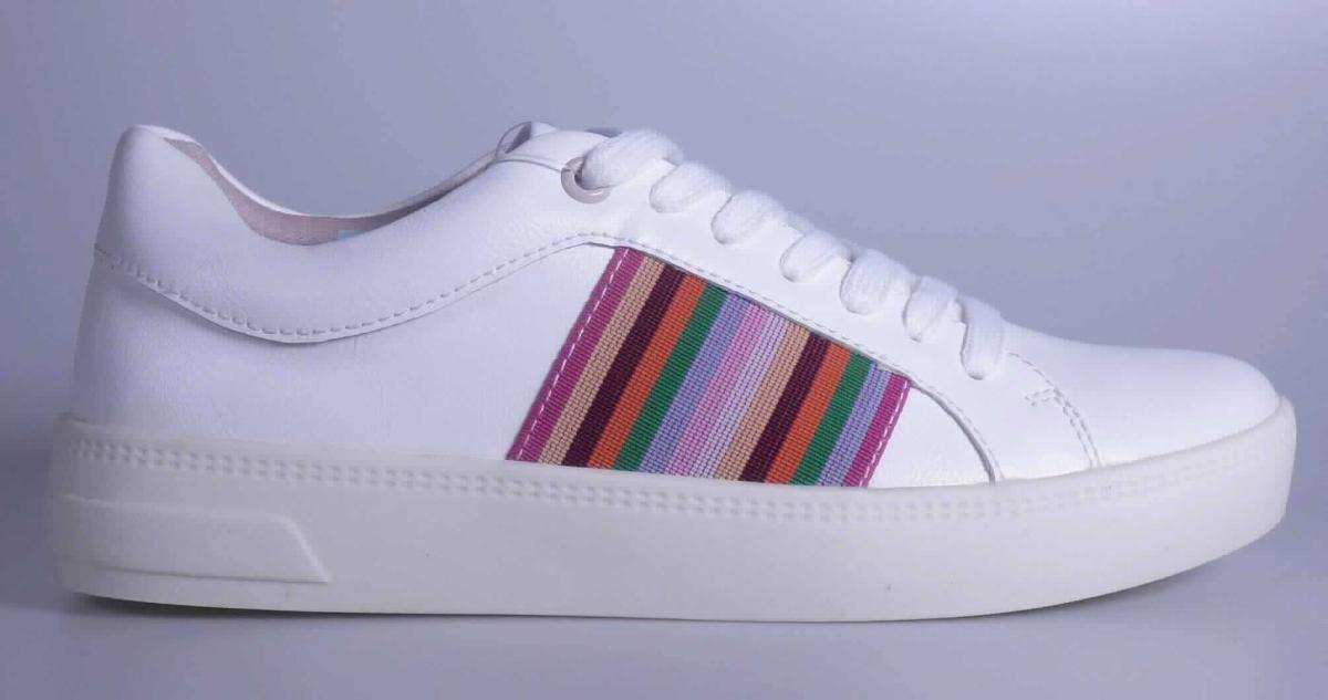 Halbschuhe (laut Antrag: "Damen Sneakers", Größe 37, Foto siehe Anlage)
- mit Laufsohlen aus (laut Antrag) Kunststoff,
- mit Oberteil (geschlossenes Blatt) aus Kunststoff (Spinnstoff mit einer mit bloßem Auge wahrnehmbaren 
  Außenschicht aus Kunststoff), damit keine Ware der Position 6403,
- auf das Oberteil ist ein Verstärkungsteil aus Spinnstoff aufgesetzt,
- mit Schnürsenkelverschluss,
- nicht den Knöchel bedeckend,
- ohne Metallschutz in der Vorderkappe,
- mit einer Länge der Innensohle von ca. 24,5 cm,
- als Frauenschuhe erkennbar.

"Schuhe, andere als in der Position 6401 genannte, mit Laufsohlen und Oberteil aus Kunststoff, andere als in den 
 Unterpositionen 6402 1210 bis 6402 9991 genannte, für Frauen"