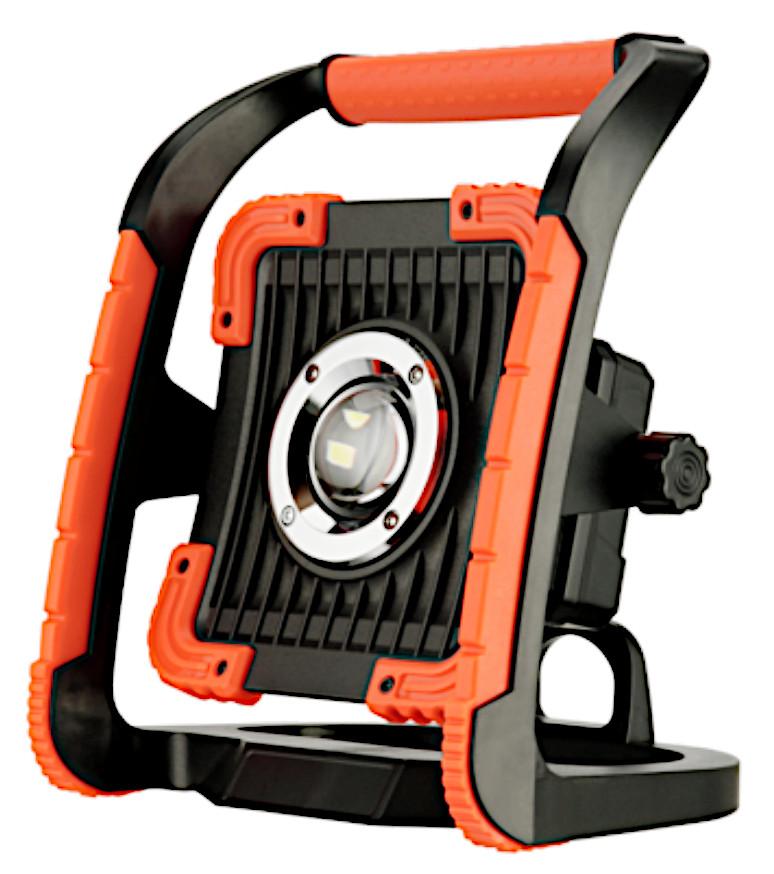 Bei der LED-Arbeitsleuchte Power Flood 30 (Art.-Nr. 2620011810) handelt es sich um eine zusammengesetzte Ware, bestehend aus einem elektrischen Beleuchtungskörper (Position 9405) und einem elektrischen Akkumulator (Position 8507).

Das Erzeugnis besteht im Wesentlichen aus einem quaderförmigen, ca. 240 mm x 231 mm x 160 mm (B x H x T) großen Metallgehäuse mit integriertem im Dauerlicht, weiß leuchtendem LED-Leuchtmittel, einem Kantenschutz und einem Ständer aus Kunststoff sowie einer Powerbank zum Laden externer Geräte. Es ist mit einem Akkumulator, einer Kapazitätsanzeige und zwei USB-Ladeanschlüssen sowie einem Bedienknopf zum Ein-/Ausschalten ausgestattet.

Techn. Daten (auszugsweise):
- Leistung: 30 W
- Farbtemperatur 7.000 K
- Lichtstrom: 3.000 lm
- Abstrahlwinkel: 120°
- Schutzart: IP54

Die Ware dient gleichermaßen zum Aufladen externer Geräte und zu vielfältigen Beleuchtungszwecken im Innenbereich und ist zum Aufstellen u.a. auf den Boden konzipiert.

Ein charakterbestimmender Bestandteil ist insbesondere hinsichtlich der Bedeutung in Bezug auf die Verwendung nicht ermittelbar. Daher erfolgt die Einreihung in die zuletzt genannte der gleichermaßen in Betracht kommenden Positionen.

Den charakterbestimmenden Stoff bildet nach dem Umfang und dem äußeren Erscheinungsbild das Metall.

Es handelt sich nicht um eine tragbare elektrische Leuchte der Position 8513, da die Leuchte aufgrund ihrer Gesamtkonzeption nicht dazu bestimmt ist, während der Verwendung in der Hand gehalten, an einer Person getragen oder an einem tragbaren Gegenstand befestigt zu werden.

Die Ware ist zusammen mit einem Ladekabel und einer Anleitung in einem Karton verpackt.

Das Erzeugnis ist als "elektrischer Beleuchtungskörper, anderweit weder genannt noch inbegriffen, nicht von den Unterpositionen 9405 11 bis 9405 41 erfasst, ausschließlich zur Verwendung mit Leuchtdioden-Lichtquellen (LED-Lichtquellen) bestimmt, kein Scheinwerfer, aus Metall, nicht handgearbeitet" einzureihen.