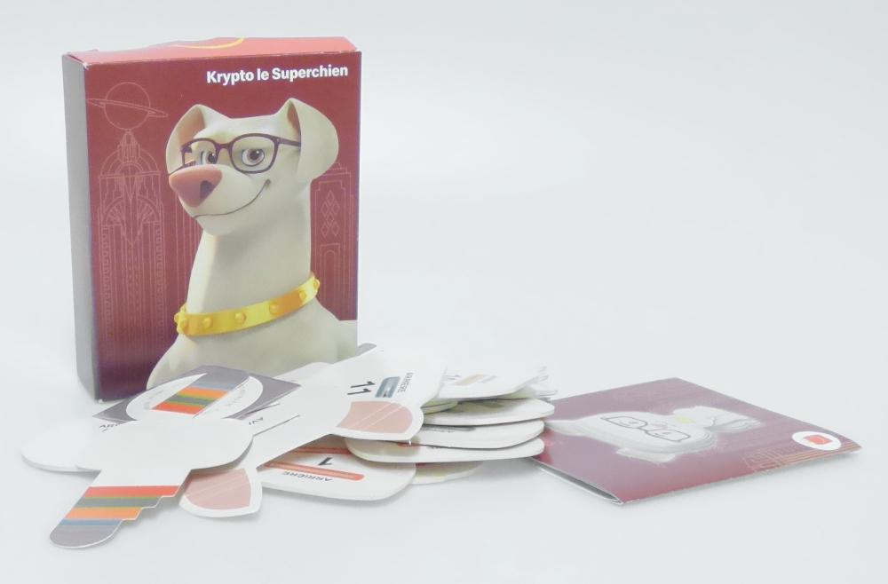 Bei dem vorliegenden und als "McDonald's - DC League of Super Pets Paper - 2022 - Krypto the Superdog B" bezeichneten Erzeugnis handelt es sich um einen Bausatz,
- einen sitzenden Hund mit schwarzer Brille darstellend,
- aus Pappe gefertigt,
- bestehend aus 14 bedruckten Einzelteilen,
- - mit einem Gesicht mit zwei seitlich abstehenden Laschen, die
    derart bedruckt sind, dass sie die Reihenfolge der anderen Bauteile
    vorgeben,
- - die Laschen werden hinter das Gesicht geklappt,
- - die anderen Bauteile sind mit zwei farblich markierten Aussparungen
    versehen sowie entsprechend nummeriert und müssen in der richtigen
    Reihenfolge auf die Laschen gesteckt werden,
- mit einem runden Aufkleber, der auf den Rücken der zusammengesetzten
  Figur geklebt wird, um diese zusammenzuhalten,
- die Einzelteile sind alleine nicht zum Spielen geeignet und sinnvoll
  aufeinander abgestimmt,
- dient der spielerischen Unterhaltung von Kindern,
- gemeinsam mit einer Bauanleitung in einem Pappkarton verpackt.

Derartige Erzeugnisse sind zolltarifrechtlich als "anderes als in den Unterpositionen (KN) 9503 0010 bis 9503 0030 erfasstes Spielzeug, Bausatz, nicht aus Kunststoff oder handgearbeitet aus Holz" einzureihen.