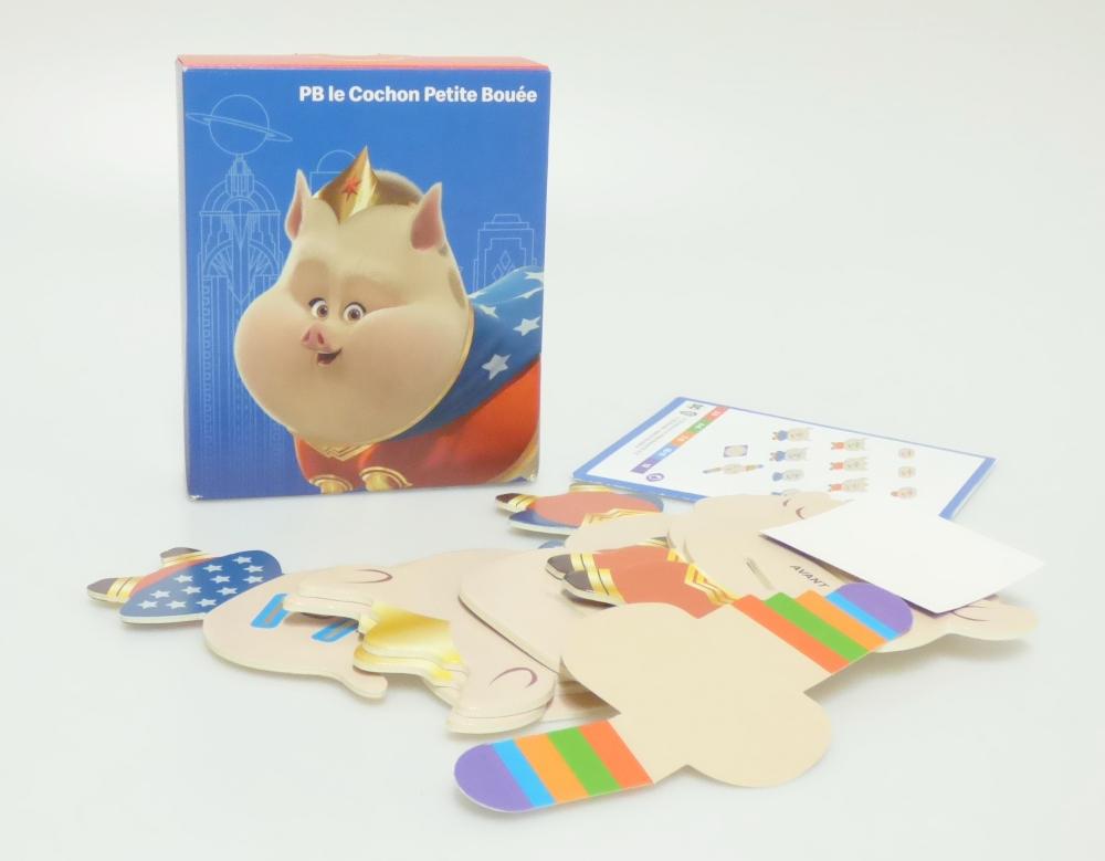 Bei dem vorliegenden und als "McDonald's - DC League of Super Pets Paper - 2022 - PB the Potbelly Pig" bezeichneten Erzeugnis handelt es sich um einen Bausatz,
- ein stehendes Schwein mit goldener Krone und rotem Anzug mit blauen
  Umhang darstellend,
- aus Pappe gefertigt,
- bestehend aus 13 bedruckten Einzelteilen,
- - mit einem Gesicht mit zwei seitlich abstehenden Laschen, die
    derart bedruckt sind, dass sie die Reihenfolge der anderen Bauteile
    vorgeben,
- - die Laschen werden hinter das Gesicht geklappt,
- - die anderen Bauteile sind mit zwei farblich markierten Aussparungen
    versehen sowie entsprechend nummeriert und müssen in der richtigen
    Reihenfolge auf die Laschen gesteckt werden,
- mit einem runden Aufkleber, der auf den Rücken der zusammengesetzten
  Figur geklebt wird, um diese zusammenzuhalten,
- die Einzelteile sind alleine nicht zum Spielen geeignet und sinnvoll
  aufeinander abgestimmt,
- dient der spielerischen Unterhaltung von Kindern,
- gemeinsam mit einer Bauanleitung in einem Pappkarton verpackt.

Derartige Erzeugnisse sind zolltarifrechtlich als "anderes als in den Unterpositionen (KN) 9503 0010 bis 9503 0030 erfasstes Spielzeug, Bausatz, nicht aus Kunststoff oder handgearbeitet aus Holz" einzureihen.