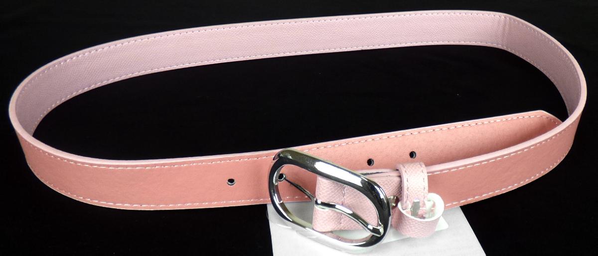 Gürtel aus rekonstituiertem Leder, Artikel JB06012C rose, Foto siehe Anlage,
- laut Untersuchungsergebnis bestehend aus:
- - einer ca. 1,7 mm dicken Außenlage aus mit Zellkunststoff überzogenem Gewirke (Meterware
    der Position 5903),
- - einer ca. 2,8 mm dicken Mittellage aus rekonstituiertem Leder,
- - einer ca. 0,8 mm dicken Innenlage aus mit Kunststoff überzogenem Vliesstoff (Meterware der
    Position 5603),
- mit einer Gürtelschnalle aus unedlem Metall,
- mit gestanzten Löchern,
- mit einer Länge von ca. 95 cm und einer Breite von ca. 2,9 cm,
- laut Antrag nicht handgearbeitet,
- das rekonstituierte Leder verleiht dem Gürtel im Hinblick auf den Umfang und seiner Bedeutung
  in Bezug auf die Verwendung (Zugfestigkeit) den wesentlichen Charakter.

"Bekleidungszubehör (Gürtel), aus rekonstituiertem Leder, nicht handgearbeitet"