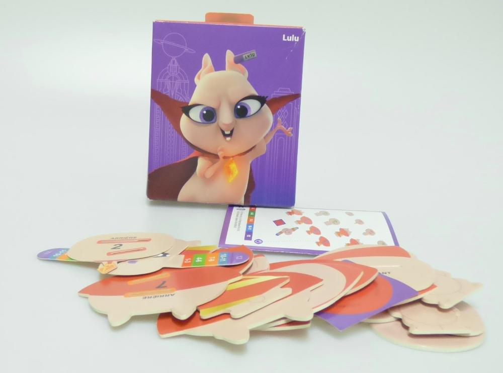 Bei dem vorliegenden und als "McDonald's - DC League of Super Pets Paper - 2022 - Lulu" bezeichneten Erzeugnis handelt es sich um einen Bausatz,
- ein nicht menschliches Wesen mit spitzen Ohren, einem roten
  Umhang und einem gelben Halsband darstellend,
- aus Pappe gefertigt,
- bestehend aus 13 bedruckten Einzelteilen,
- - mit einem Gesicht mit zwei seitlich abstehenden Laschen, die
    derart bedruckt sind, dass sie die Reihenfolge der anderen Bauteile
    vorgeben,
- - die Laschen werden hinter das Gesicht geklappt,
- - die anderen Bauteile sind mit zwei farblich markierten Aussparungen
    versehen sowie entsprechend nummeriert und müssen in der richtigen
    Reihenfolge auf die Laschen gesteckt werden,
- mit einem runden Aufkleber, der auf den Rücken der zusammengesetzten
  Figur geklebt wird um diese zusammenzuhalten,
- die Einzelteile sind alleine nicht zum Spielen geeignet und sinnvoll
  aufeinander abgestimmt,
- dient der spielerischen Unterhaltung von Kindern,
- gemeinsam mit einer Bauanleitung in einem Pappkarton verpackt.

Derartige Erzeugnisse sind zolltarifrechtlich als "anderes als in den Unterpositionen (KN) 9503 0010 bis 9503 0030 erfasstes Spielzeug, Bausatz, nicht aus Kunststoff oder handgearbeitet aus Holz" einzureihen.