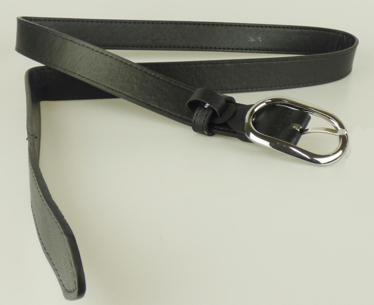 Gürtel aus rekonstituiertem Leder, Artikel JB06012C black, Foto siehe Anlage,
- laut Untersuchungsergebnis bestehend aus:
- - einer ca. 1,1 mm dicken Außenlage aus mit Zellkunststoff überzogenem Gewirke (Meterware
    des Kapitels 39),
- - einer ca. 1,6 mm dicken Mittellage aus rekonstituiertem Leder,
- - einer ca. 0,4 mm dicken Innenlage aus mit Kunststoff überzogenem Vliesstoff (Meterware
    der Position 5603),
- mit einer Gürtelschnalle aus unedlem Metall,
- mit gestanzten Löchern,
- mit einer Länge von ca. 105 cm und einer Breite von ca. 2,7 cm,
- laut Antrag nicht handgearbeitet,
- das rekonstituierte Leder verleiht dem Gürtel im Hinblick auf den Umfang und seiner Bedeutung
  in Bezug auf die Verwendung (Zugfestigkeit) den wesentlichen Charakter.

"Bekleidungszubehör (Gürtel), aus rekonstituiertem Leder, nicht handgearbeitet"