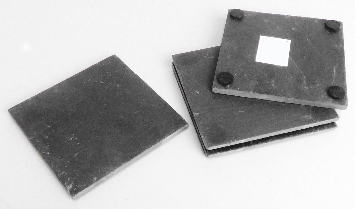 Angaben:
Glasuntersetzer-Set, 4-tlg.; aus unbehandeltem, schwarzem Schiefer mit vier Schonern auf der Unterseite; ca. 10 x 10 cm; in Einzelverkaufsaufmachung.

Befund:
Bearbeiteter Tonschiefer und Waren aus Tonschiefer oder aus Pressschiefer.