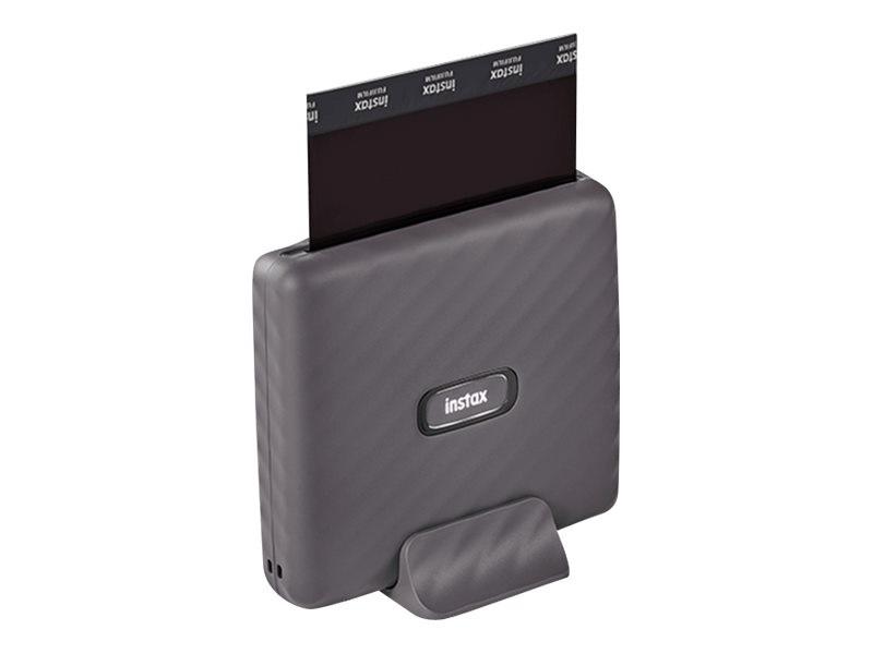 Mobiler Sofortbilddrucker,
 in Form einer Warenzusammenstellung in Aufmachung für den Einzelverkauf bestehend aus dem Sofortbilddrucker (charakterbestimmender Bestandteil), einem USB-Kabel, einem Halter und einer Handschlaufe. 
 
Der Drucker besteht im Wesentlichen aus einem Druckkopf, Mechanik und einem Lithium Ionen-Akkumulator für das Bedrucken von sog. Instax -WIDE-Filmen in einem 139 x 127,5 x 33,7 großen Kunststoffgehäuse mit Bluetooth-Modul und USB-Schnittstelle. 
Das Gerät dient zum Drucken von Bildern nach Anschluss an eine automatische Datenverarbeitungsmaschine. 
 
Die Warenzusammenstellung ist in einer Verkaufsverpackung zur Abgabe an den Endverbraucher aufgemacht. 
 
Die Ware wird als "Drucker, der an eine automatische Datenverarbeitungsmaschine angeschlossen werden kann, andere Maschine als von den Unterpositionen (HS) 8443 11 bis 8443 31 erfasst" eingereiht.
 

Anlage: 1 Abbildung