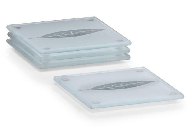 Glasware zur Verwendung bei Tisch, sog. Glasuntersetzer-Set, Artikel-Nr. 26232, Foto siehe Anlage,
nach den Antragsangaben:
- vier Untersetzer aus vorgespanntem Glas,
- mattiert; mittig mit einem Motiv in Form eines Blatts verziert,
- mit abgerundeten Kanten,
- quadratisch; mit Kantenlängen von ca. 10 cm und einer Dicke von ca. 0,5 cm,
- an der Unterseite mit vier Noppen aus Kunststoff beklebt,
- gemeinsam in einer zur Verpackung üblichen Schachtel aus klarsichtigem Kunststoff verpackt.

"Glasware zur Verwendung bei Tisch, kein Trinkglas, aus vorgespanntem Glas"