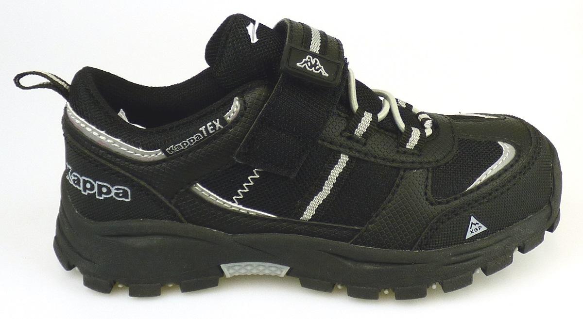 Halbschuhe (lt. Antrag: Freizeitschuh, Art.-Nr. 242883, HOVET TEX LOW K, Größe 28),
Foto siehe Anlage,
- mit Laufsohlen aus (lt. Antrag) Kunststoff,
- mit Oberteil (geschlossenes Blatt) aus Kunststoff (Spinnstoff mit einer mit bloßem Auge
  wahrnehmbaren Außenschicht aus Kunststoff; den größten Teil der Außenfläche bildend; somit
  keine Ware der Position 6404) und Spinnstoff,
- auf das Oberteil sind Stücke aus Kunststoff und Spinnstoff als Verstärkungsteile aufgesetzt,
- mit einer elastischen Kordel über dem Spann und mit Klettverschluss,
- nicht den Knöchel bedeckend,
- ohne Metallschutz in der Vorderkappe,
- mit einer Länge der Innensohle von ca. 18,7 cm.
 
"Schuhe, andere als in der Position 6401 genannte, mit Laufsohlen aus Kunststoff und Oberteil
 aus Kunststoff, andere als in den Unterpositionen 6402 1210 bis 6402 9950 genannte, mit einer
 Länge der Innensohle von weniger als 24 cm"