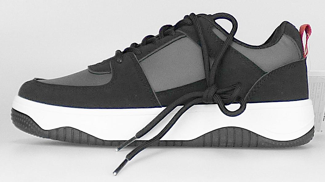Halbschuhe, sog. Straßenschuhe 207-20612 / Sneaker / Graceland, Größe 37, Foto siehe Anlage,
- mit Laufsohlen aus laut Antrag Kunststoff,
- mit Oberteil (geschlossenes Blatt) aus Kunststoff (Spinnstoff mit einer mit bloßem Auge wahr-
  nehmbaren Außenschicht aus Kunststoff),
- auf das Oberteil sind Verstärkungsteile aus Kunststoff aufgesetzt,
- mit Schnürsenkelverschluss,
- im Bereich der Ferse mit einer Anziehhilfe,
- nicht den Knöchel bedeckend,
- ohne Metallschutz in der Vorderkappe,
- mit einer Länge der Innensohle von ca. 24,5 cm,
- nicht als Männer- oder Frauenschuhe erkennbar.

"Schuhe, andere als in der Position 6401 genannte, mit Laufsohlen und Oberteil aus Kunststoff,
 andere als in den Unterpositionen (KN) 6402 1210 bis 6402 9950 genannte, mit einer Länge der
 Innensohle von mehr als 24 cm, nicht als Männer- oder Frauenschuhe erkennbar"