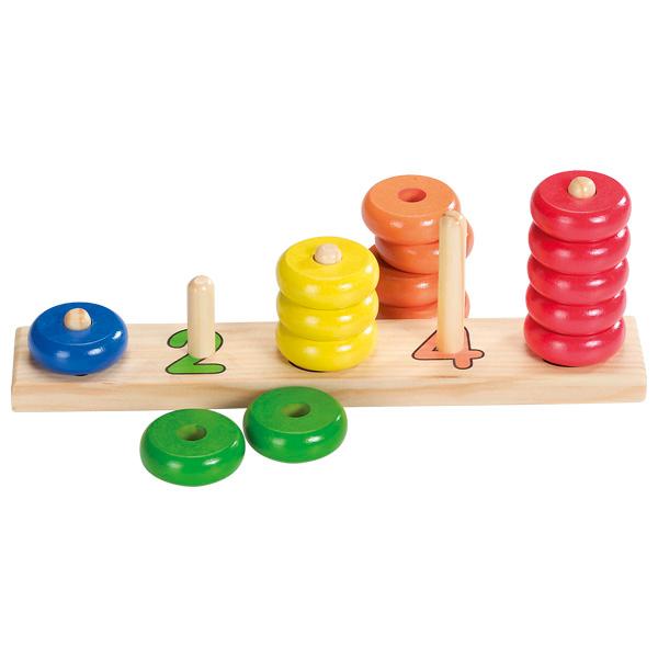 Nach den Angaben der Antragstellerin handelt es sich bei dem sog. "Sortierspiel Lerne Zählen mit Ringen, Art. 58941" um ein Spielzeug, bestehend aus:
- einer rechteckigen Grundplatte (in den Abmessungen von etwa 27 x 5 cm) aus Holz, auf
  der sich insgesamt fünf unterschiedlich lange Holzstäbe befinde, die mit den Zahlen
  von 1 - 5 nummeriert sind,
- 15 Holzringen (Durchmesser etwa 4,5 cm), die in unterschiedlichen Farben lackiert sind
  (1 x blau, 2 x grün, 3 x gelb, 4 x orange, 5 x rot). 
Die Ringe sollen lose übereinander auf die Holzstäbe gestapelt werden. Die Ware dient der spielerischen Unterhaltung von Kindern und ist in einem bunt bedruckten Pappkarton verpackt.

Derartige Erzeugnisse werden zolltarifrechtlich als "anderes Spielzeug als in den Unterpositionen (KN) 9503 0010 bis 9503 0095 genannt, nicht aus Holz handgearbeitet" eingereiht.