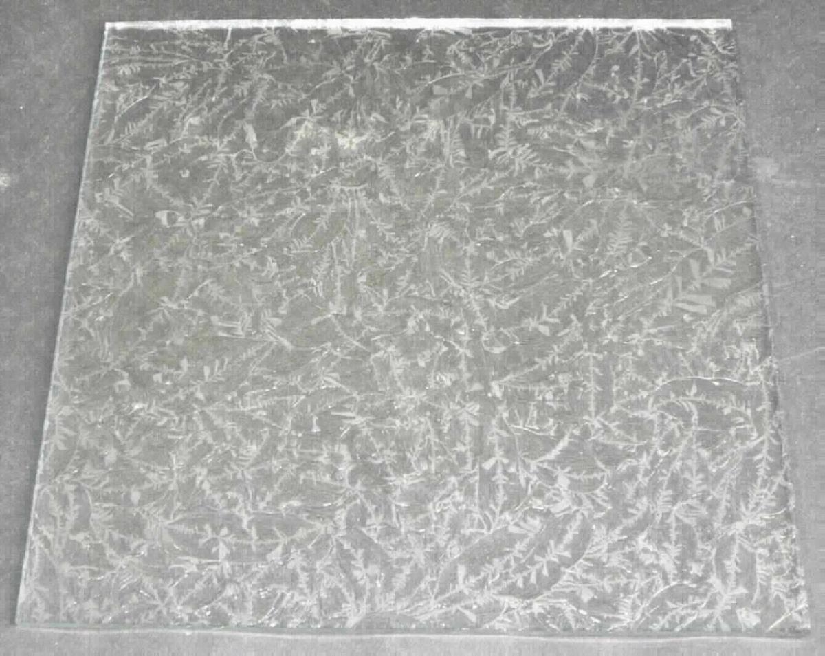 Feuerpoliertes Glas, sog. Floatglas Eisblume Schnittkante, Foto siehe Anlage, 
- nach den Antragsangaben,
- als Platte oder Tafel, 
- aus durchsichtigem, auf der Oberfläche verziertem (sog. Eisblumenglas) Glas (die Verzierung
  des Glases erfolgt mit einer Walze vor dem Aushärten, somit keine Ware der Position 7006), 
- mit unbearbeiteten Kanten (schnittscharf), 
- nicht mit einer Drahteinlage verstärkt, unbeschichtet,
- mit einer Dicke von 3,9 mm, 
- rechteckig, mit den Abmessungen von ca. 22 cm (Länge) x 21,8 cm (Breite), 
- zur Verwendung u. a. im Bereich der Möbelindustrie.

"Feuerpoliertes Glas (float glass), in Platten oder Tafeln, nicht anders bearbeitet, nicht 
 mit Drahteinlagen oder dergleichen verstärkt, unbeschichtet, durchsichtig, mit einer Dicke 
 von mehr als 3,5 mm bis 4,5 mm"