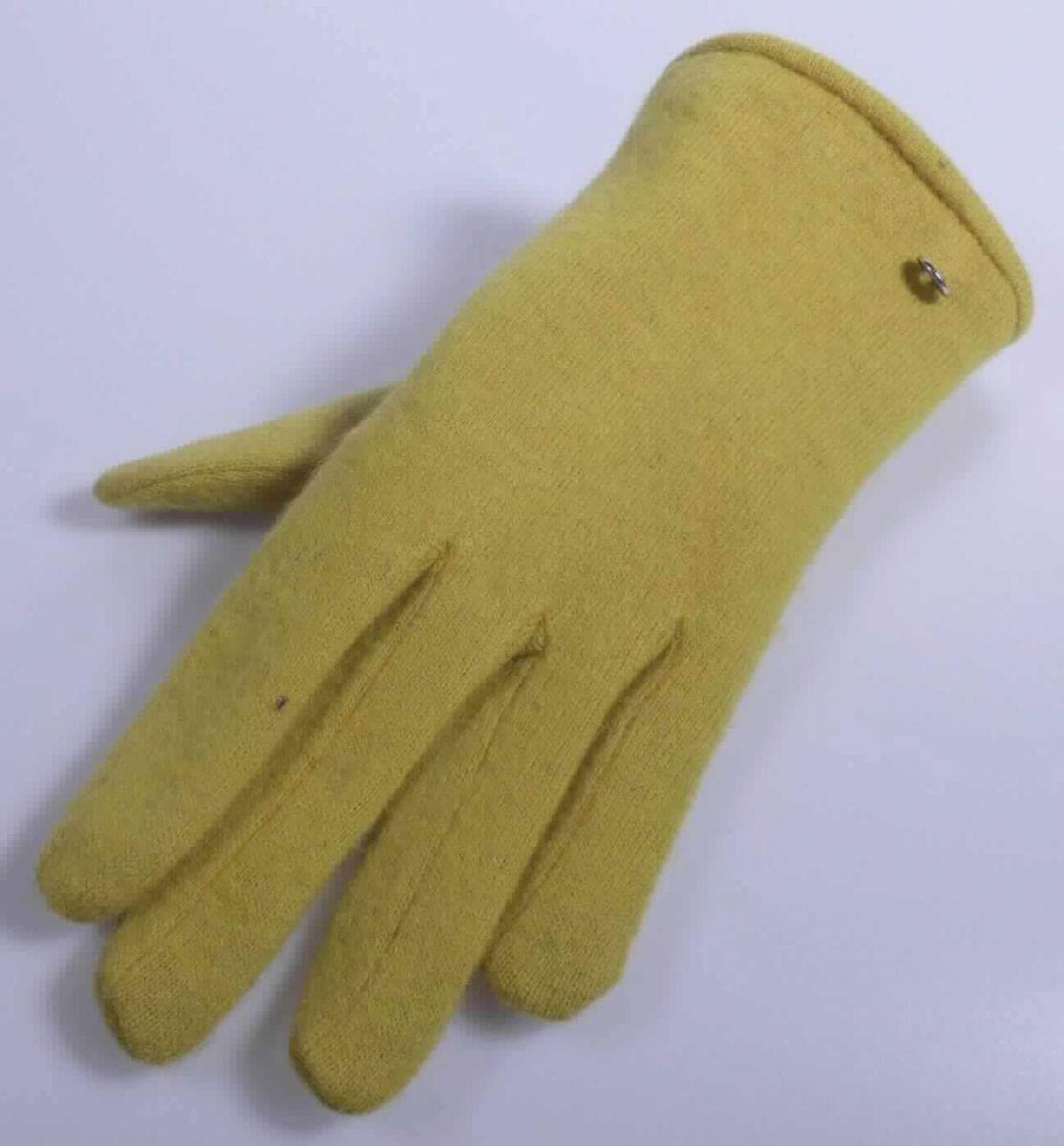 Handschuhe, sog. Damenhandschuh, Modell 521, in Erwachsenengröße, Foto siehe Anlage,
- als Fünffingerhandschuhe gearbeitet,
- aus ca. 1,2 mm dicken, einfarbigen Gewirken aus laut Antrag 80 % Wolle und 20 % Polyamid 
  (synthetische Chemiefasern),
- durchgehend gefüttert,
- im Bereich des Handgelenks mit einer aufgenähten, kleinen Verzierung aus unedlem Metall,
- am unteren Rand durch Umschlagen und Festnähen gesäumt.

"Fingerhandschuhe, aus Gewirken, andere als in der Unterposition 6116 10 genannte, aus Wolle"