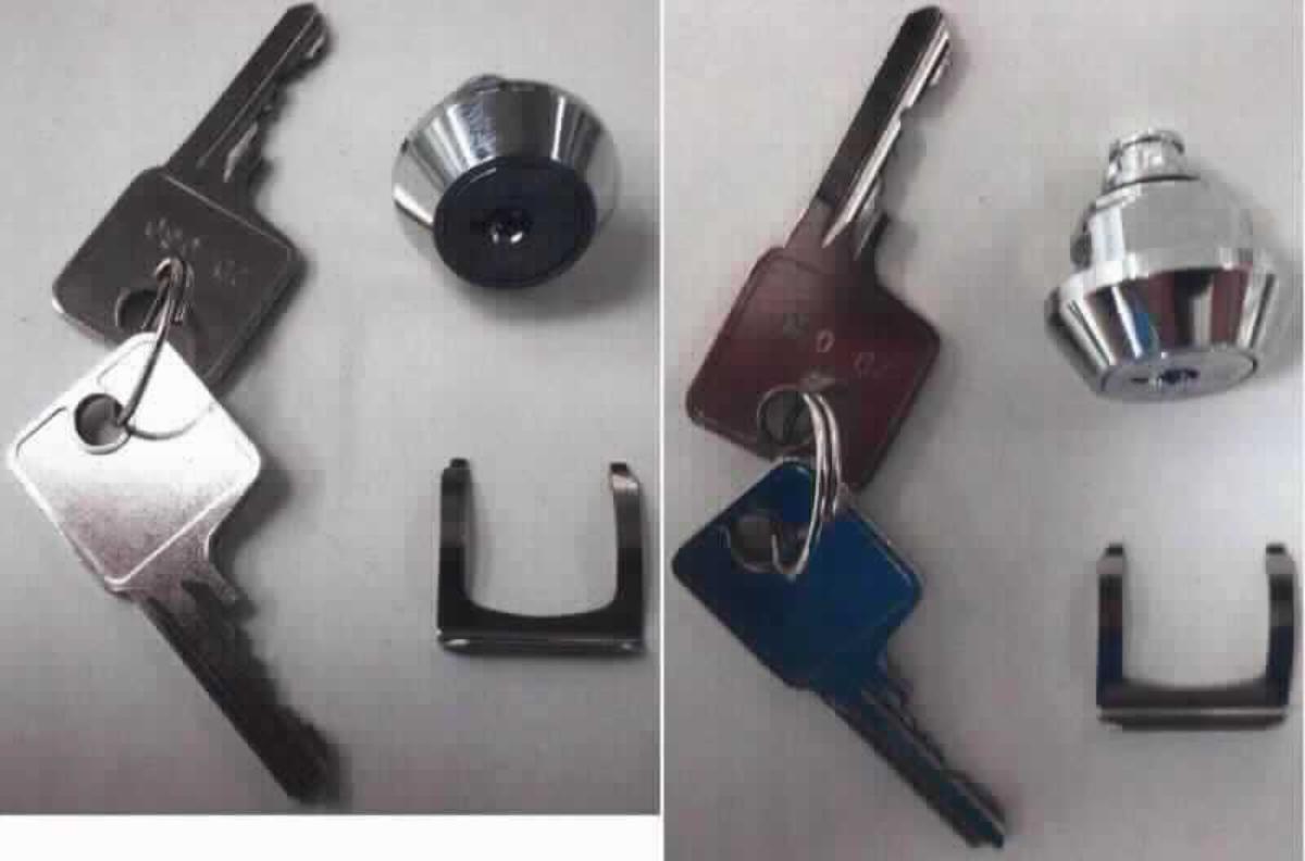 Es handelt sich um vollständig aus unedlen Metallen gefertigte Schließzylinder (zum Schließen mit Schlüssel), die über ihre Länge mehrfach abgestuft sind und deren schlüsselseitiges Ende kegelstumpfförmig ausgearbeitet ist. Am anderen Ende befindet sich ein Zapfen zur Betätigung der Schließmechanik. Der Mittelteil weist Abflachungen als Verdrehsicherung auf und Nuten zur Befestigung des Schließzylinders mittels eines beiliegenden, annähernd U-förmigen Bügels aus unedlem Metall. 
Die Waren sind mit zwei dazugehörenden, über einen Ring verbundenen Schlüsseln aus unedlem Metall ausgestattet. Sie werden in Kassenladen eingebaut.
- Antragstellerangaben - 

Abbildung siehe Anlage.

Derartige Erzeugnisse gehören als "andere Teile aus unedlen Metallen von Schlössern (zum Schließen mit Schlüssel), aus unedlen Metallen" zum TARIC-Code 8301 6000 90.