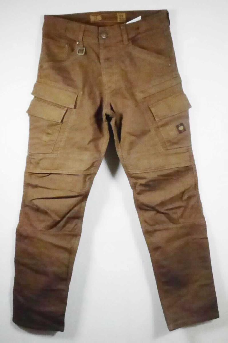 Lange Hose, sog. Worker-Cargohose e.s. vintage, A3-Art. 6650044, Größe 48, Foto siehe Anlage,
- in einem Polybeutel verpackt,
- aus ca. 0,5 mm dicken, einfarbigen, strapazierfähigen Geweben aus laut Antrag 36 % Elastomultiester,
  16 % Polyamid (beides synthetische Chemiefasern) und 48 % Baumwolle,
- in der Taille abschließend, mit einem ca. 5 cm breiten, angesetzten, teilweise elastischen Bund mit Gürtel-
  schlaufen,
- vorn mit einer Öffnung mit Reißverschluss, verdeckt von einer Patte von links über rechts (Männerkleidung),
  die im Bund mit einem Knopf geschlossen wird,
- mit verschiedenen ein- und aufgesetzten Taschen,
- vorn im Bereich der Knie mit eingesetzten "Einschubtaschen" mit Patte und Klettverschluss,
- mit knöchellangen Hosenbeinen; an den Beinabschlüssen durch Umschlagen und Festnähen gesäumt, 
- lässt erkennen, dass sie dazu bestimmt ist, ausschließlich oder hauptsächlich zum (körperlichen oder 
  hygienischen) Schutz anderer Kleidungsstücke und/oder Personen bei Ausübung einer Gewerbe-, Berufs- 
  oder Haushaltstätigkeit getragen zu werden.

"Lange Hose, aus Geweben, für Männer, aus synthetischen Chemiefasern, Arbeits- und Berufskleidung"