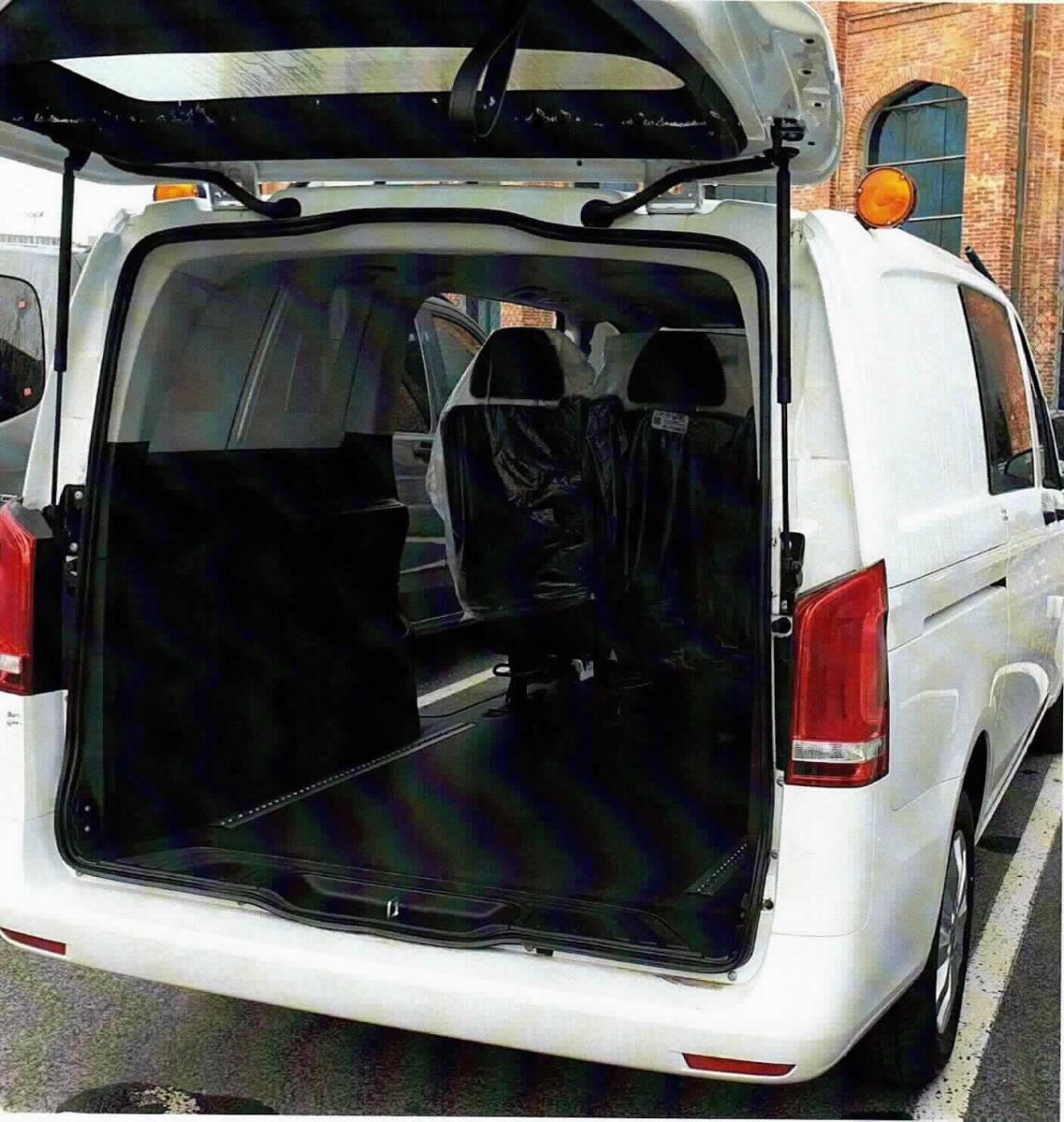 Kombinationskraftwagen, sog. Kombinationsfahrzeug, Baumuster 447, Mixto, Foto siehe Anlage, in
Form eines zweiachsigen Kraftfahrzeugs (vom Typ "Van") mit einem einzigen umschlossenen 
Innenraum für die Beförderung von Personen als auch von Gütern, laut Antrag:
- ausschließlich mit einem Kolbenverbrennungsmotor mit Selbstzündung (Dieselmotor),
- mit einem Hubraum von 2143 cm³,
- mit einem zulässigen Gesamtgewicht von 3050 kg,
- mit insgesamt fünf, mit Sicherheitsausrüstungen und Kopfstützen versehenen Sitzplätzen (erste 
  Sitzreihe mit zwei Einzelsitzen und zweite Sitzreihe mit einer herausnehmbaren Sitzbank für 
  drei Personen),
- seitlich mit Schiebetüren mit Fenstern im Bereich der zweiten Sitzreihe und hinten mit Fenster in 
  der Heckklappe, 
- im Bereich für die Güterbeförderung sind keine Seitenfenster vorhanden, 
- ohne untrennbar verbundene Trennwand oder Abgrenzung zwischen dem Bereich des Fahrers 
  und des Beifahrers und dem Rückraum, der sowohl für die Personen- als auch die Güter-
  beförderung verwendet werden kann,
- mit Komfortmerkmalen und Vorrichtungen und Ausstattungen im gesamten Fahrzeuginnenraum, 
  die dem Passagierbereich zugerechnet werden können (Belüftung und Innenbeleuchtung),
- eine Einreihung in Position 8704 als Kraftfahrzeug für den Transport von Waren kommt nicht in 
  Betracht, da das Fahrzeug seinen objektiven Beschaffenheitsmerkmalen und seinem allgemeinen 
  Aussehen nach hauptsächlich für die Beförderung von Personen bestimmt ist (Vorhandensein einer 
  zweiten Sitzreihe mit Sicherheitsvorrichtungen, Vorhandensein von Schiebetüren mit Fenstern für die   
  Fondpassagiere, Vorhandensein von Komfortmerkmalen sowohl im Bereich für die Frontpassagiere 
  als auch in dem für die Fondpassagiere, Fehlen einer Trennwand); das Fehlen von seitlichen Fenstern
  in dem für die Warenbeförderung bestimmten Bereich gilt nicht als ausschlaggebendes Kriterium für 
  den Ausschluss einer Einreihung in Position 8703.

"Kombinationskraftwagen, seiner Beschaffenheit nach hauptsächlich zur Personenbeförderung 
bestimmt, anderer als in Position 8702 genannt, anderes als in Unterposition 8703 10 genanntes 
Fahrzeug ausschließlich mit Kolbenverbrennungsmotor mit Selbstzündung (Dieselmotor), mit 
einem Hubraum von mehr als 1500 cm³ bis 2500 cm³, neu"