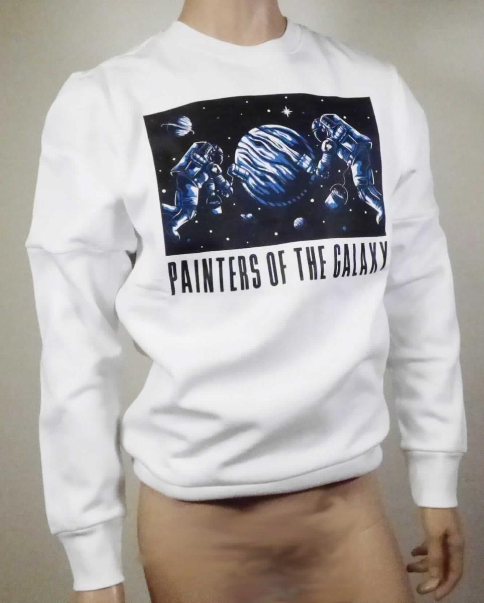 Pullover, sog. e.s. Sweatshirt Mission 2020, A3-Art. 2136039, Größe S, Foto siehe Anlage, 
- in einem Polybeutel verpackt,
- aus ca. 1,5 mm dicken, einfarbigen Gewirken aus laut Antrag 60 % Baumwolle und 40 % Polyester (synthetische 
  Chemiefasern),
- vorn bedruckt,
- über die Taille reichend (Rückenlänge: ca. 73 cm), 
- mit einem runden Halsausschnitt mit einer Randeinfassung (somit kein Unterziehpulli),
- ohne Öffnung und ohne Verschluss,
- ohne Hinweise auf den Trägerkreis (unisex),
- mit langen Ärmeln, an den Ärmelenden mit angesetzten, doppelt gearbeiteten, leicht verengenden Bündchen,
- am unteren Rand mit einem angesetzten, doppelt gearbeiteten, leicht verengenden Bund.

"Pullover, aus Gewirken, aus Baumwolle, kein Unterziehpulli, für Frauen"