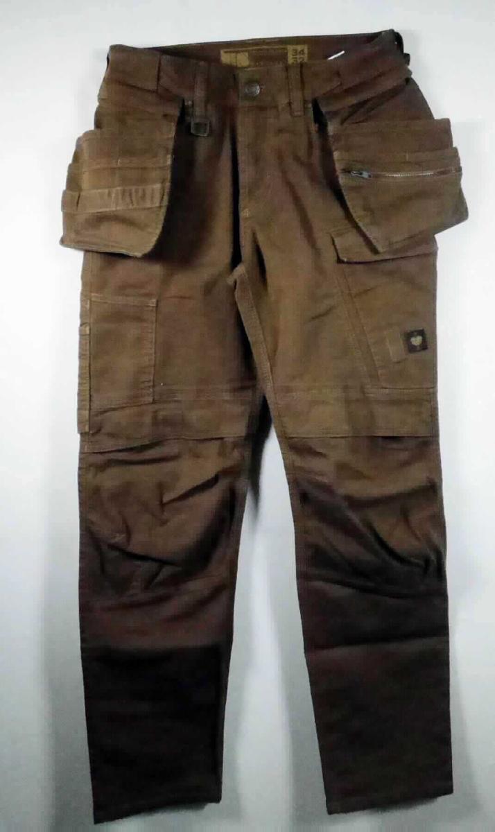 Lange Hose, sog. Holster-Bundhose e.s.vintage, A3-Art.-Nr.: 6651044, Größe 34/32, Foto siehe Anlage,
- in einem Polybeutel verpackt,
- aus ca. 0,5 mm dicken, buntgewebten, strapazierfähigen Geweben aus laut Antrag 36 % Elastomultiester, 
  16 % Polyamid (beides synthetische Chemiefasern) und 48 % Baumwolle,
- in der Taille abschließend, mit einem angesetzten Bund mit Gürtelschlaufen; auf beiden Seiten mit einem
  "Werkzeug-Beutel" mit verschiedenen Einsteckmöglichkeiten ausgestattet, der über Druckknöpfe und einen
  Reißverschluss an der Hose befestigt ist,
- vorn mit einer Öffnung mit Reißverschluss, verdeckt von einer Patte von links über rechts, die im Bund mit einem
  Knopf geschlossen wird,
- mit diversen ein- und aufgesetzten, offenen oder mit Patte und Klettverschluss ausgestatteten Taschen,
- mit knöchellangen Hosenbeinen; an den Beinabschlüssen durch Umschlagen und Festnähen gesäumt, 
- lässt erkennen, dass sie dazu bestimmt ist, ausschließlich oder hauptsächlich zum (körperlichen oder 
  hygienischen) Schutz anderer Kleidungsstücke und/oder Personen bei Ausübung einer Gewerbe-, Berufs- 
  oder Haushaltstätigkeit getragen zu werden.

"Lange Hose, aus Geweben, für Männer, aus synthetischen Chemiefasern, Arbeits- und Berufskleidung"