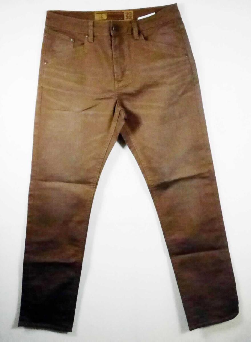 Lange Hose, sog. 5-Pocket-Hose e.s. vintage, A3-Artikelnummer: 6653044, Größe 33/32, Foto siehe Anlage,
- in einem Polybeutel verpackt,
- aus ca. 0,5 mm dicken, einfarbigen Geweben aus laut Antrag 36 % Elastomultiester und 16 % Polyamid (beides
  synthetische Chemiefasern) und 48 % Baumwolle,
- in der Taille abschließend, mit einem angesetzten Bund mit Gürtelschlaufen,
- vorn mit einer Öffnung mit Reißverschluss, verdeckt von einer Patte von links auf rechts, die im Bund
  mit einem Knopf geschlossen wird,
- vorn mit zwei eingesetzten, offenen Taschen und einer aufgesetzten, offenen, kleinen Tasche sowie mit zwei
  aufgesetzten, offenen Gesäßtaschen,
- mit knöchellangen Hosenbeinen; an den Beinabschlüssen durch Umschlagen und Festnähen gesäumt,
- keine Arbeits- und Berufskleidung.

"Lange Hose, aus Geweben, für Männer, aus synthetischen Chemiefasern, keine Arbeits- und Berufskleidung"