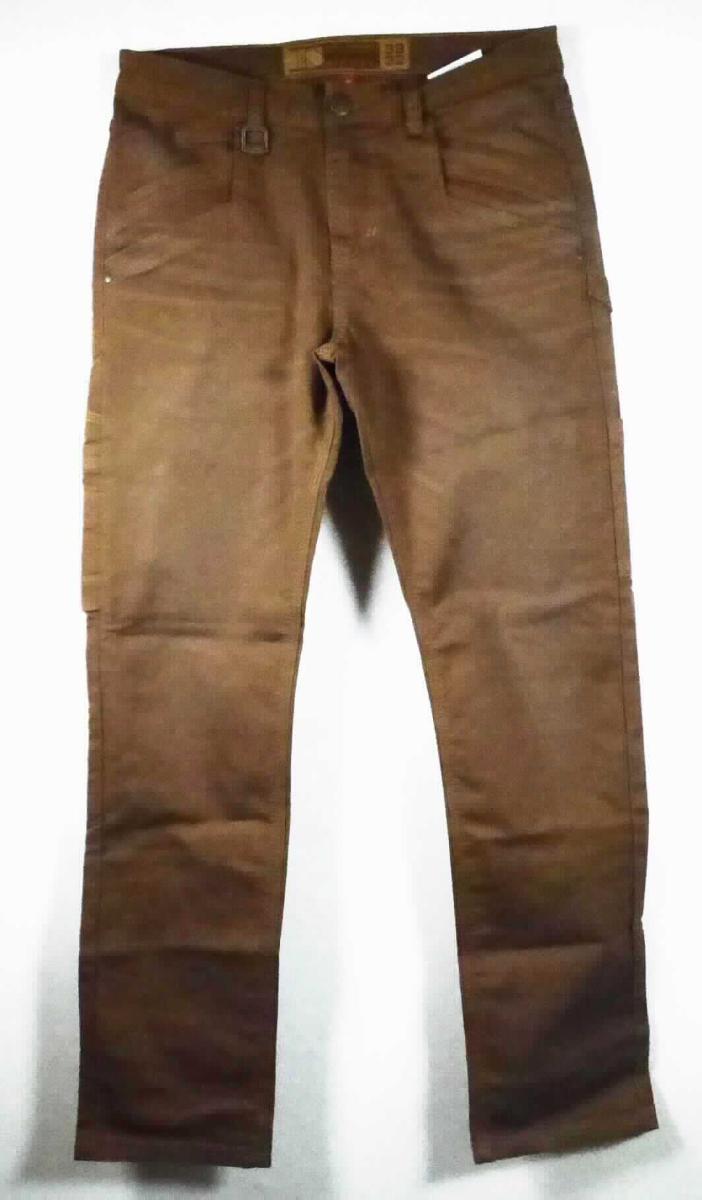 Lange Hose, sog. Multipocket-Hose e.s. vintage, A3-Art. 6652044, Größe 48, Foto siehe Anlage,
- in einem Polybeutel verpackt,
- aus ca. 0,5 mm dicken, buntgewebten, Geweben aus laut Antrag 36 % Elastomultiester, 16 % Polyamid (beides
  synthetische Chemiefasern) und 48 % Baumwolle,
- in der Taille abschließend, mit einem ca. 4 cm breiten, angesetzten, Bund mit Gürtelschlaufen,
- vorn mit einer Öffnung mit Reißverschluss und einer im Bund von links über rechts mit einem Knopfverschluss
  zu schließenden Patte (Männerkleidung),
- mit verschiedenen ein- und aufgesetzten Taschen,
- mit knöchellangen Hosenbeinen,
- an den Beinabschlüssen durch Umschlagen und Festnähen gesäumt,
- lässt aufgrund ihres allgemeinen Aussehens und der Beschaffenheit nicht erkennen, dass sie dazu bestimmt ist,
  ausschließlich oder hauptsächlich zum körperlichen oder hygienischen Schutz anderer Kleidungsstücke und/oder
  Personen bei Ausübung einer Gewerbe-, Berufs- oder Haushaltstätigkeit getragen zu werden.

"Lange Hose, aus Geweben, für Männer, aus synthetischen Chemiefasern, keine Arbeits- und Berufskleidung"