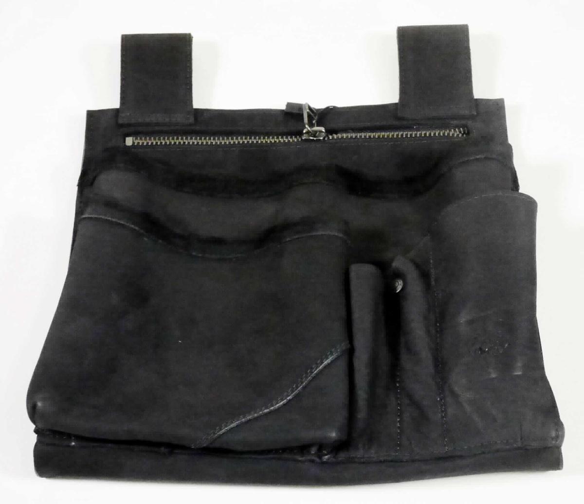 Gürteltasche, sog. Leder-Werkzeugtasche (Art. 6315782), Foto siehe Anlage,
- mit einer Außenseite aus Leder,
- am oberen Rand mit zwei angenähten Schlaufen zum Anbringen an einem Gürtel ausgestattet, 
- vorn mit vier aufgesetzten, offenen, neutral gestalteten Einsteckfächern versehen,
- Hauptfach mit einem Reißverschluss entlang des oberen Randes zu öffnen,
- - ungefüttert, ohne Inneneinteilung,
- mit den Abmessungen von ca. 22 cm (Breite) x 29 cm (Höhe) x 4,5 cm (Tiefe),
- ohne Hinweise auf Handarbeit.

"Ähnliches Behältnis (Gürteltasche), anderes als in den Unterpositionen 4202 1110 bis 4202 3900 genannte, 
 mit Außenseite aus Leder, anderes als in der Unterposition 4202 9110 genannte, nicht handgearbeitet"