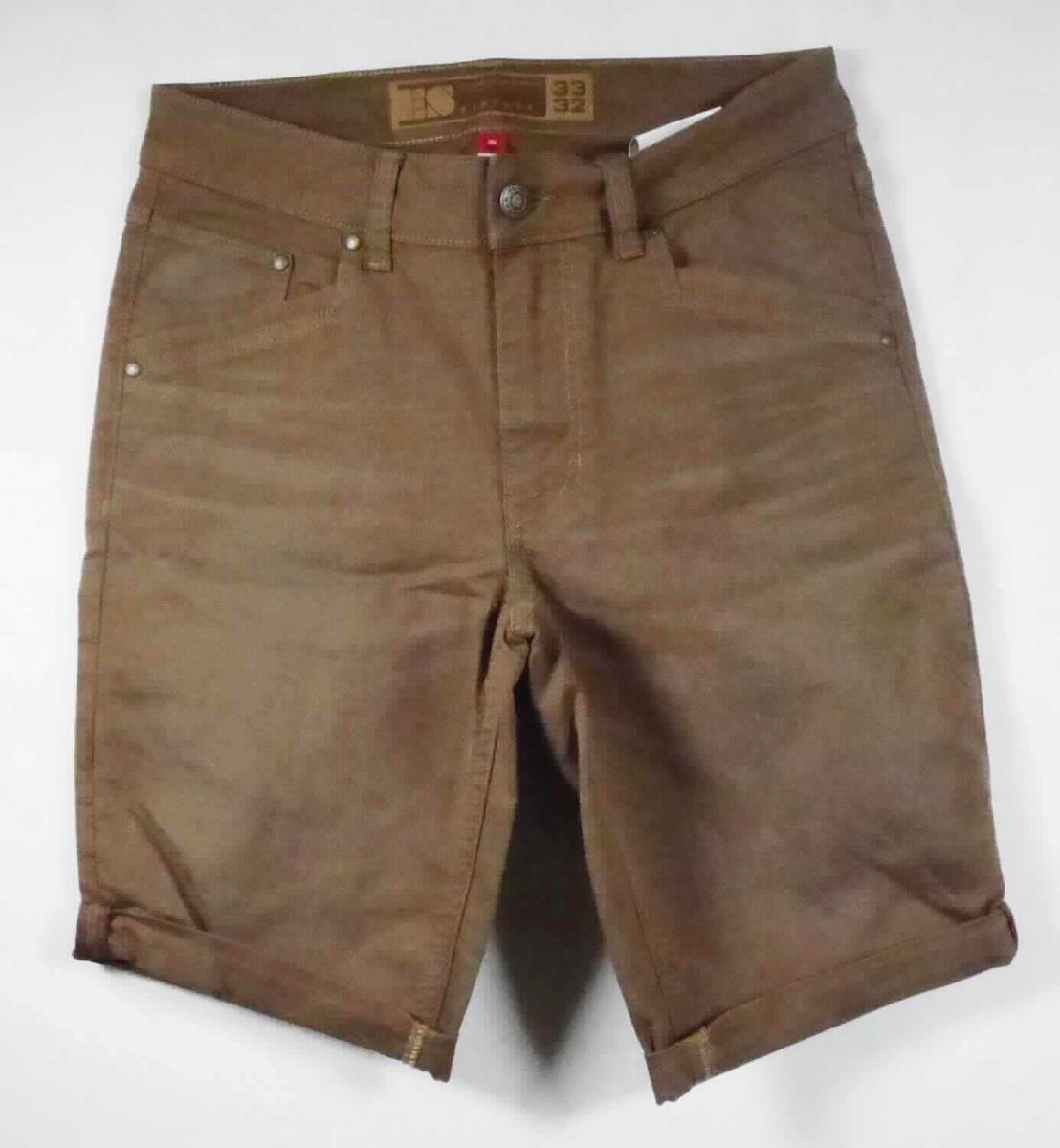Kurze Hose, sog. 5-Pocket-Short e. s. vintage, A3-Art-Nr.: 6654044, Größe 33/32, Foto siehe Anlage,
- in einem Polybeutel verpackt,
- aus ca. 0,5 mm dicken, einfarbigen Geweben aus laut Antrag 36 % Elastomultiester und 16 % Polyamid 
  (beides synthetische Chemiefasern) und 48 % Baumwolle, 
- in der Taille abschließend, mit einem angesetzten Bund mit Gürtelschlaufen,
- vorn mit einer Öffnung mit Reißverschluss, verdeckt von einer Patte von links über rechts, die im Taillenbund mit 
  einem Knopf geschlossen wird,
- vorn mit zwei eingesetzten, offenen Taschen und einer aufgesetzten, offenen, kleinen Tasche sowie mit zwei 
  aufgesetzten, offenen Gesäßtaschen,
- mit kurzen Hosenbeinen, die nicht die Knie bedecken (Seitenlänge: ca. 57 cm),
- an den Beinabschlüssen durch Umschlagen und Festnähen gesäumt.

"Kurze Hose, aus Geweben, für Männer, aus synthetischen Chemiefasern"