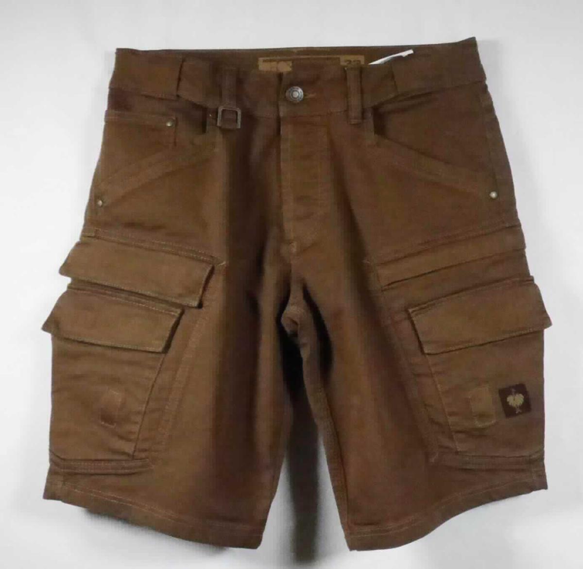 Kurze Hose, sog. Cargo Short e. s. vintage, A3-Art.-Nr.: 6655044, Größe 33/32, Foto siehe Anlage,
- in einem Polybeutel verpackt,
- aus ca. 0,5 mm dicken, einfarbigen Geweben aus laut Antrag 36 % Elastomultiester und 16 % Polyamid 
  (beides synthetische Chemiefasern) und 48 % Baumwolle, 
- in der Taille abschließend, mit einem angesetzten Bund mit Gürtelschlaufen,
- vorn mit einer Öffnung mit Reißverschluss, verdeckt von einer Patte von links über rechts, die im Bund mit einem 
  Knopf geschlossen wird,
- mit diversen eingesetzten und aufgesetzten, offenen oder mit Patte und Klettverschluss oder mit Reißverschluss
  ausgestatteten Taschen,
- mit kurzen Hosenbeinen, die nicht die Knie bedecken (Seitenlänge: ca. 48 cm),
- an den Beinabschlüssen durch Umschlagen und Festnähen gesäumt.

"Kurze Hose, aus Geweben, für Männer, aus synthetischen Chemiefasern"