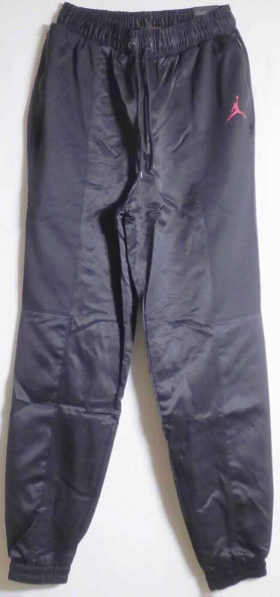 Lange Hose, sog. Jordan Wings Suit Pant black/black/black/gym red, Größe S, Foto siehe Anlage,
- in einem Polybeutel verpackt,
- aus ca. 0,7 mm dicken, einfarbigen Geweben; seitlich im Bereich der Oberschenkel aus einem Abstandsgewirke 
  (sog. Mesh),
- durchgehend gefüttert,
- sämtliche Spinnstoffe aus laut Antrag 100 % Nylon (synthetische Chemiefasern),
- in der Taille abschließend; mit einem angesetzten, ca. 5 cm breiten Taillenbund mit eingezogenem Tunnelzug,
- ohne Öffnung und ohne Verschluss; ohne Hinweis auf den Trägerkreis (unisex), 
- seitlich mit zwei eingesetzten Taschen mit Reißverschluss sowie einer eingesetzten Gesäßtasche mit 
  Reißverschluss,
- mit knöchellangen Hosenbeinen,
- an den Beinabschlüssen mit einem ca. 4 cm breiten verengenden Bund,
- keine Arbeits- und Berufskleidung,
- aufgrund der verwendeten Flächenerzeugnisse keine Ware der Position 6104.

"Lange Hose, aus Geweben, für Frauen, aus synthetischen Chemiefasern, keine Arbeits- und Berufskleidung, nicht
 nach dem Batik-Verfahren handbedruckt"