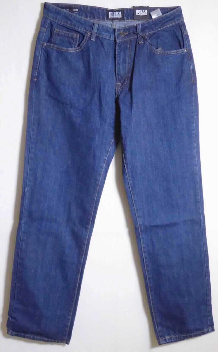 Lange Hose, sog. Urban Classics Loose Fit Jeans mid indigo, Größe 32, Foto siehe Anlage,
- in einem Polybeutel verpackt,
- aus ca. 0,8 mm dicken, buntgewebten, köperbindigen Denimgeweben aus laut Antrag 100 % Baumwolle,
- in der Taille abschließend; mit einem ca. 4 cm breiten, angesetzten Bund mit Gürtelschlaufen,
- vorn mit einer Öffnung mit Reißverschluss und Patte von links über rechts (Männerkleidung), die im Taillenbund 
  mit einem Knopf geschlossen wird,
- vorn mit zwei eingesetzten, offenen Taschen und einer aufgesetzten, offenen, kleinen Tasche sowie mit zwei 
  aufgesetzten, offenen Gesäßtaschen,
- mit knöchellangen Hosenbeinen,
- an den Beinabschlüssen durch Umschlagen und Festnähen gesäumt,
- keine Arbeits- und Berufskleidung.

"Lange Hose, aus Geweben, für Männer, aus Baumwolle, keine Arbeits- und Berufskleidung, aus Denim"
