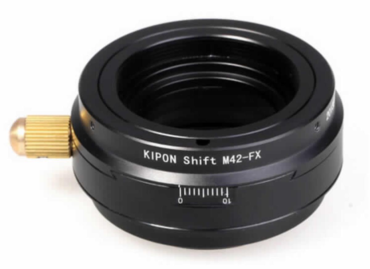 Bajonettzwischenring, sog. Kipon Shift Adapter für M42 auf Fuji X, Art.-Nr. 22388, im Wesentlichen bestehend aus einem Metall-Adapterring (Gewicht ca. 145 g) mit Bajonettanschluss und einem Gegenanschluss für Systemkameras.
Äußere Form: siehe Abbildung in der Anlage.
Der präzise gefertigte Adapter rastet im Bajonettanschluss der Kamera ein. Der Anschluss zwischen Adapter, Kamera und Objektiv ist mechanisch, es erfolgt keine elektronische Datenübertra-gung. Blende, Fokussierung etc. werden manuell eingestellt, die Scharfstellung ins Unendliche ist möglich. Die Shift-Funktion minimiert jegliche Verzerrungen, die entstehen können, wenn Objekte als Winkel betrachtet werden. Der Adapterring dient als Anschlussstück zwischen Objektiven der M42 Serie an spiegellose Kameras der Fuji X Serie.

Die Ware wird als "Zubehör, erkennbar hauptsächlich bestimmt für Objektive für Kameras, die nicht von den Unterpositionen (TARIC) 9002 1100 15 bis 9002 1100 85 erfasst werden" eingereiht.
