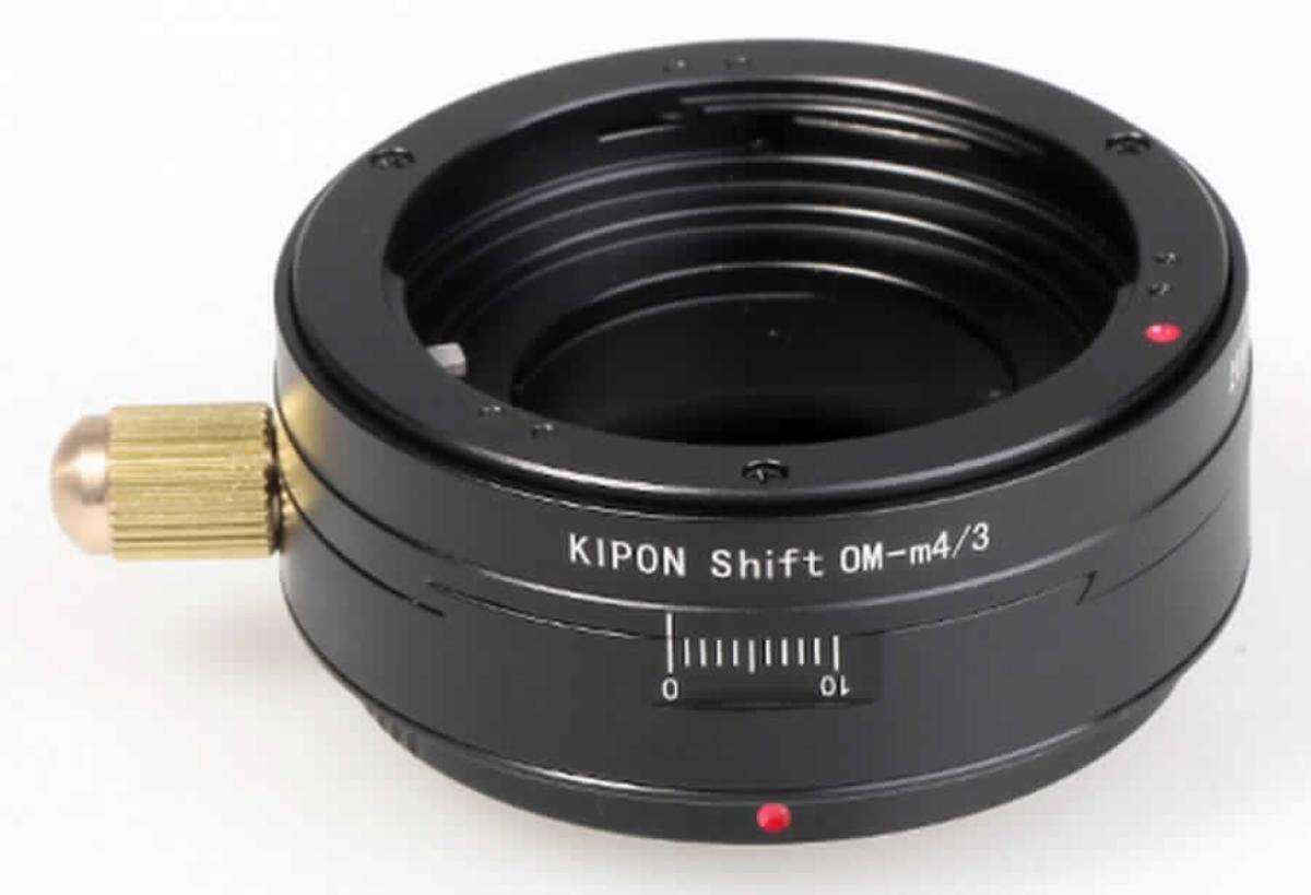 Bajonettzwischenring, sog. Kipon Shift Adapter für Olympus OM auf MFT, im Wesentlichen bestehend aus einem Metall - Adapterring (Gewicht 141 g) mit Bajonettanschluss und einem Gegenanschluss für Systemkameras.
Äußere Form: siehe Abbildung in der Anlage.
Der präzise gefertigte Adapter rastet im Bajonettanschluss der Kamera ein. Der Anschluss zwischen Adapter, Kamera und Objektiv ist mechanisch, es erfolgt keine elektronische Datenübertragung. Blende, Fokussierung etc. werden manuell eingestellt, die Scharfstellung ins Unendliche ist möglich. Die Shift-Funktion minimiert jegliche Verzerrungen, die entstehen können, wenn Objekte als Winkel betrachtet werden. Zudem bietet dieser Adapter eine 360° freie Rotation sowie eine 10-mm-Fluidumschaltfunktion, die dem Benutzer mehr Kontrolle über die Zusammensetzung bietet.
Der Adapterring dient als Anschlussstück zwischen Objektiven der Olympus OM Serie an spiegellose Kameras der Panasonic und Olympus M4/3 Serie.

Die Ware wird als "Zubehör, erkennbar hauptsächlich bestimmt für Objektive für Kameras, die nicht von den Unterpositionen (TARIC) 9002 1100 15 bis 9002 1100 85 erfasst werden" eingereiht.