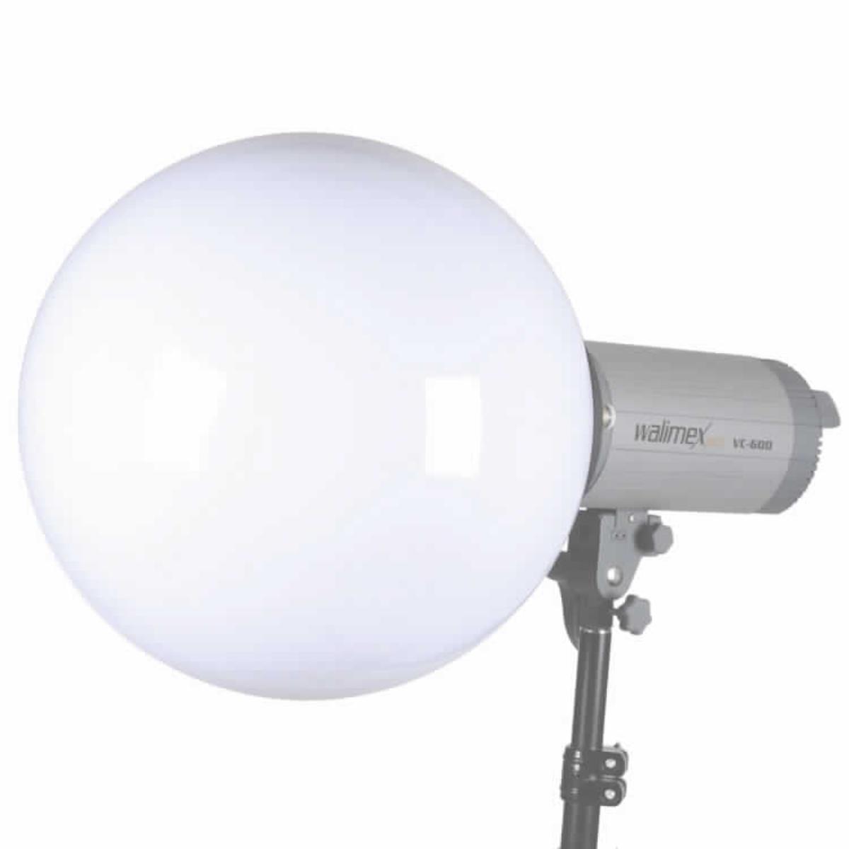 Sog. Diffusorkugel, im Wesentlichen bestehend aus einem kugelförmigen Aufsatz (Ø 40,0 cm) aus weißem Polycarbonat, der mit einem universellen, ringförmigen Anschluss ausgestattet ist, um auf verschiedene Blitzköpfe diverser Hersteller (nicht Gegenstand dieser vZTA-Entscheidung) montiert werden zu können. 
Äußere Form: siehe Abbildung in der Anlage.
Die Diffusorkugel erzeugt dabei ein weiches Licht und eine großflächige Ausleuchtung, die insbesondere in der Portraitfotografie angewandt wird.

Die Ware wird als "Zubehör, erkennbar hauptsächlich für Blitzlichtgeräte für fotografische Zwecke bestimmt" eingereiht.
