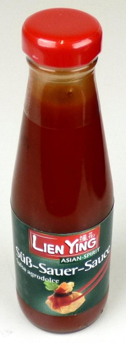 Süß-Sauer-Soße

Original-Weißglasflasche mit rotem Schraubverschluss und umlaufendem, mehrfarbig und mehrsprachig bedrucktem Etikett. Der Aufdruck enthält Angaben über den Vertreiber, die Produktbezeichnung, die Füllmenge (200 ml), die Zutaten und die Nährwerte.
Inhalt: Rote, homogene, sämige Flüssigkeit; Geschmack leicht süß, würzig und säuerlich, nach Ananas und Tomate.

Zubereitete Würzsoße, keine der Unterpositionen 2103 1000 bis 2103 9030 der KN, Tomaten und kein Mononatriumglutamat enthaltend.