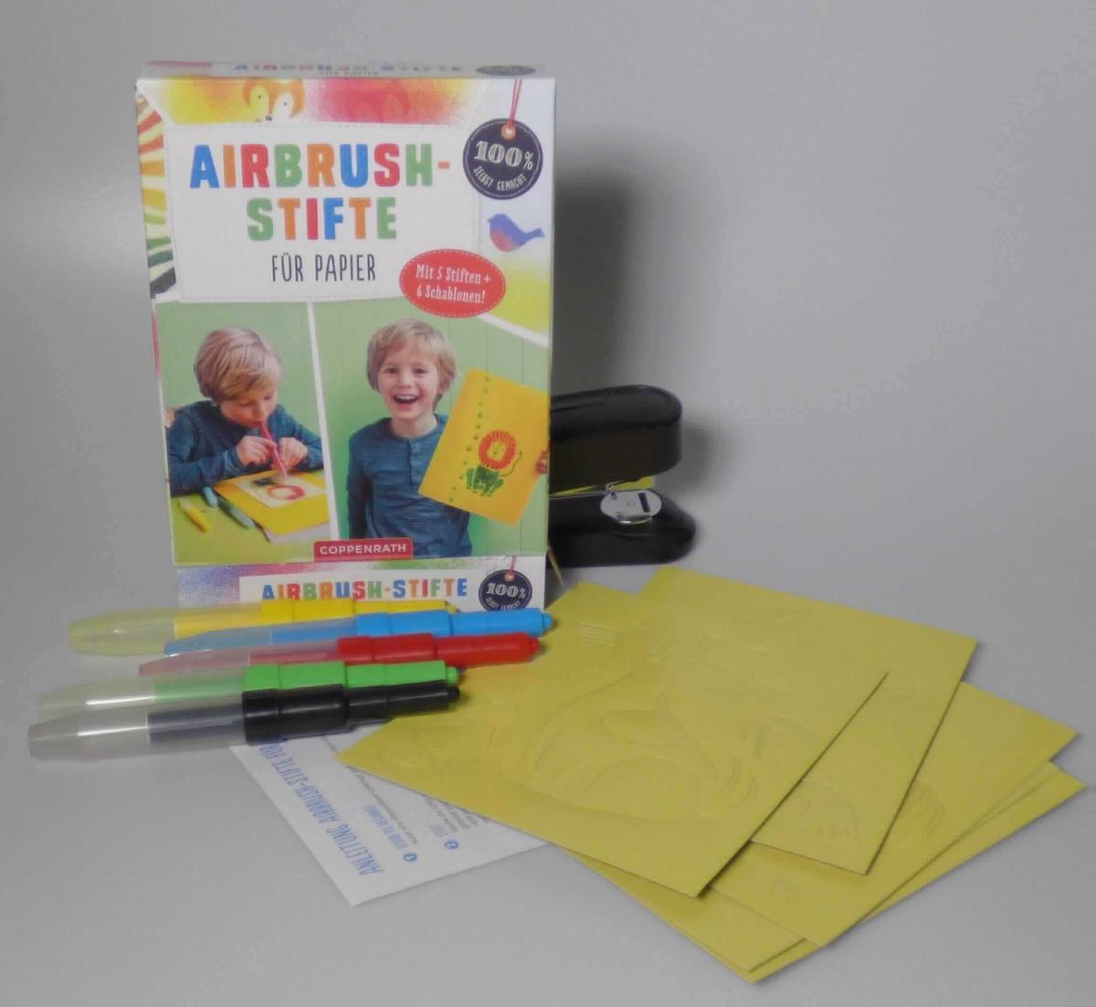 Bei dem sog. "Artikel 94789, 5 Airbrushstifte, 6 Schablonen" handelt es sich um eine Warenzusammenstellung in Aufmachung für den Einzelverkauf, bestehend aus

- fünf verschiedenfarbigen Stiften mit poröser Spitze und abnehmbaren Kappen,
- sechs Malschablonen in Gestalt von vorgestanzten Motivkarten aus Pappe und
- Stiftehaltern aus Kunststoff.

Die Stifte dienen zum Schreiben und Malen, alternativ kann die Farbe nach Umstecken auf den Stiftehalter durch Pusten am hinteren Ende und einen dadurch erzeugten Zerstäubungseffekt (Airbrusheffekt) auf das zu verzierende Objekt gebracht werden.

Aufgrund der Bedeutung für die Verwendung bestimmen die Stifte den Charakter der Warenzusammenstellung.
Die Warenzusammenstellung ist als "Schreiber und Markierstifte, mit Filzspitze oder anderer poröser Spitze" einzureihen.