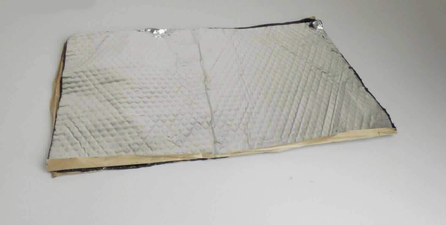 Angaben des Antragstellers:
Dämmmatten für Fahrzeuge

Zur Zusammensetzung liegen vertrauliche Angaben vor.

Untersuchungsergebnisse an einem Warenmuster:
Platte aus einem schwarzen, zähelastischem Material. Die Platte ist auf einer Seite mit einer Papierschutzfolie versehen. Auf der anderen Seite befindet sich eine dünne Aluminiumfolie. Das schwarze Material stellt sich als eine Platte aus nicht vulkanisiertem Kautschuk mit Ruß dar. Die Kautschuklage bestimmt den Charakter der Ware.

Befund:
Es liegt eine Kautschukmischung mit Ruß in Form von Platten der Unterposition (KN) 4005 1000 vor.