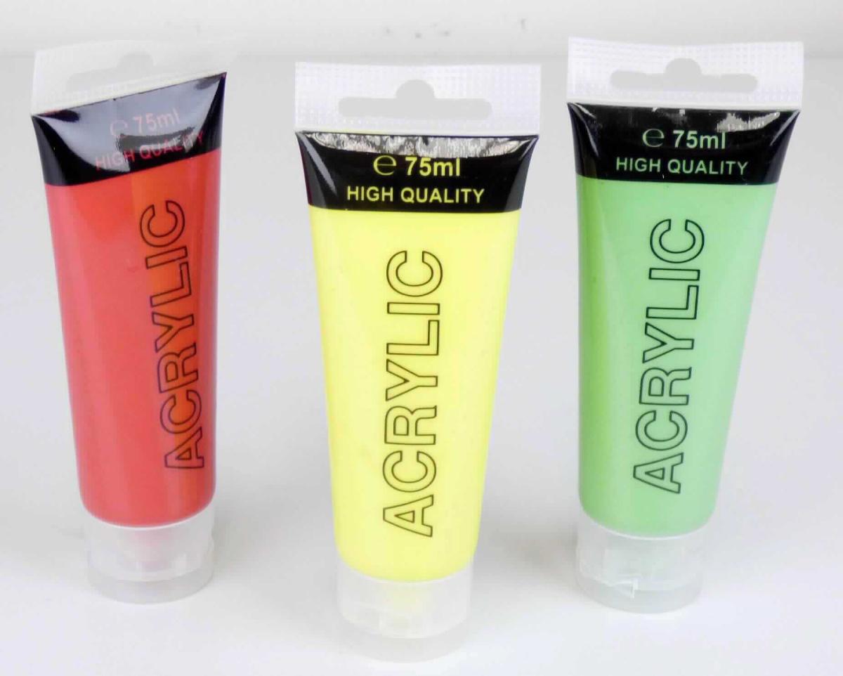 Angaben:
Acryl-Farbe-Set bunt; Zusammenstellung von mehreren Farben in einer gemeinsamen Umverpackung; Set beinhaltet 14 Tuben Acrylfarbe (jeweils 100 ml; 12 regular colors + 1 gold + 1 silver); gemeinsam verpackt in einer Kartonverpackung (Gesamtgewicht: 1,4 kg); Anwendung: zum Malen und Zeichnen.

Warenbeschreibung:
3 Acrylfarben (gelb, rot und grün), jeweils in einer 75 ml Tube, verpackt in einer durchsichtigen Kunststofffolie.

Befund:
Farben zur Unterhaltung, in Täfelchen, Tuben, Töpfchen, Fläschchen, Näpfen oder ähnlichen Aufmachungen, in Zusammenstellungen.
