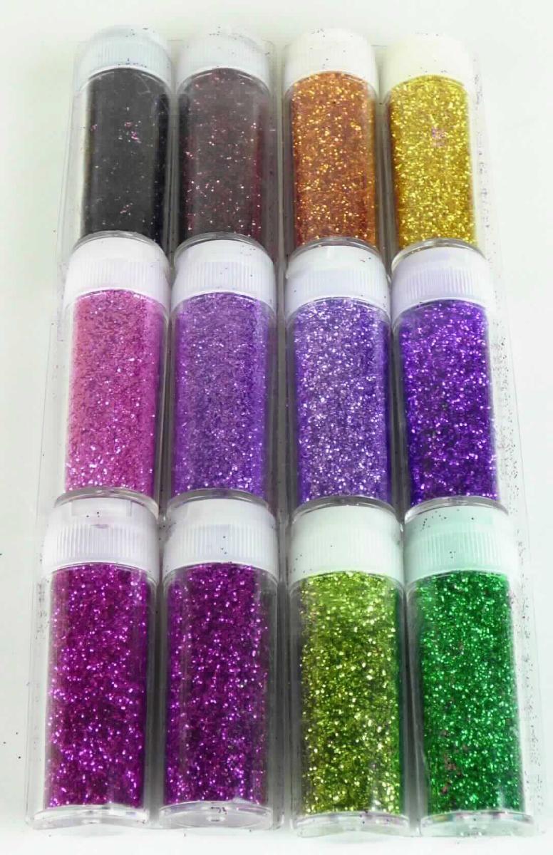 Angaben des Antragstellers: 
Glitzer-Puder-Set bunt, Glitter-Pulver 24 Farben + zwei leere Dosen zum Mischen einer eigenen Farbe

Untersuchungsergebnisse an einem Warenmuster:
In einer Verkaufsverpackung befinden sich 12 Kunststoffdosen mit Glitterpuder in verschiedenen Farben. Die Partikel bestehen aus Polyester (überwiegend) sowie Melaminharz und Polyamid.
Die Partikel stellen sich als Kunststoff in Primärform dar.

Befund:
Es liegt ein anderer gesättigter Polyester in Primärform der Unterposition (KN) 3907 9980 vor.
