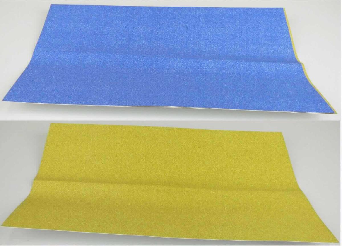 Es handelt sich um ein beidseitig mit anorganischen Stoffen gestrichenes, auf der Schauseite mit Glitter aus metallisierter Kunststofffolie verziertes Kartonapier aus hauptsächlich mechanischem oder chemisch-mechanischem Halbstoff aus Holz und gebleichtem Halbstoff aus Holz, mit einem Quadratmetergewicht von 250 g, einer Dicke von mehr als 225 bis 505 Mikrometer, einem Aschegehalt von mehr als 3 GHT und einem Weißgrad von mehr als 60 % und weniger als 84%, in rechteckigen Bogen.  
Die Papierbogen dienen z. B. Bastelzwecken und sind zu 35 Stück in einem Kunststoffbeutel verpackt. Jeweils 40 Beutel sind in einem Karton aus Pappe verpackt. 
 
Abbildung siehe Anlage.

Derartige Waren gehören als "andere Papiere, beidseitig mit anorganischen Stoffen gestrichen, ausgenommen alle anders gestrichenen oder überzogenen Papiere, auf der Oberfläche verziert, von der Art, wie sie als Schreibpapiere, Druckpapiere oder als Papiere zu anderen grafischen Zwecken verwendet werden, mit einem Gehalt an Fasern, in einem mechanischen oder chemisch-mechanischen Aufbereitungsverfahren gewonnen, von mehr als 10 GHT, bezogen auf die Gesamtfasermenge, in rechteckigen Bogen, jeder Größe" zum TARIC-Code 4810 29 80 80.