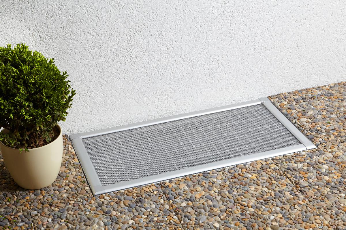 Konfektioniertes Netz, sog. Kellerschachtabdeckung "Profi", Foto siehe Anlage,
- in einem Pappkarton verpackt, in den Abmessungen von laut Antrag max. 115 cm x 60 cm,
- noch nicht zusammengesetzt eingehend, mit Befestigungsmaterial (Befestigungssatz, 
  Eckverbinder und Abdeckkappen) sowie einer Montage-Anleitung,
- aus einem transparenten, undichten Gelege (= Gewebe im Sinne des Kapitels 59) aus 
  synthetischen Monofilen (laut Antrag Ethylen-Vinylacetat) mit einem Durchmesser von weniger 
  als 1 mm, mit offenen, nicht verschiebbaren, nahezu quadratischen Zellen (max. Breite: ca. 2 mm),
- mit einem zusammensteckbaren Rahmen, bestehend aus vier Profilen aus unedlem Metall
  (laut Antrag Aluminium),
- durch Zusammenfügen konfektioniert,
- insbesondere im Hinblick auf die Bedeutung in Bezug auf die Verwendung bestimmt das
  Gelege aus Spinnstoffen (Netz) gegenüber dem unedlen Metall den Charakter der Ware.

"Konfektioniertes Netz (Kellerschachtabdeckung), aus synthetischen Spinnstoffen, aus Ethylen-
 Vinylacetat"