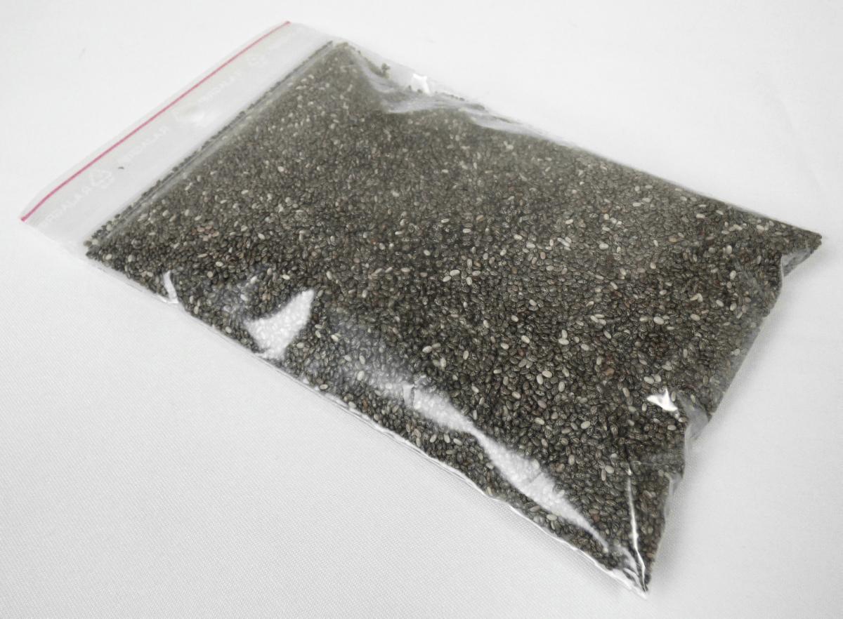 Nach den Angaben der Antragstellerin handelt es sich um ganze, ovale, braune, hellbraune und vereinzelt weiße ca. 1,5 mm lange Samen von Pflanzen der Art Salvia hispanica. Die sog. Chia-Samen weisen nach Angaben in der Fachliteratur einen Ölgehalt von über 30 % auf und dienen üblicherweise der Ölgewinnung. Die Samen finden als Lebensmittel Verwendung und sind nicht zur Aussaat bestimmt. Die mögliche Verwendung für die menschliche Ernährung steht der Einreihung in die Position 1207 nicht entgegen. Es haben sich bei dem vorgelegten Warenmuster keine Anhaltspunkte ergeben, dass die Samen eine über das Kapitel 12 hinausgehende Be- oder Verarbeitungen erfahren haben.

Die Chia-Samen sind in Papiersäcke (Füllmenge pro Sack 25 kg) und Bigbag (Füllmenge pro Bigbag 900 oder 1.000 kg) abgepackt.

Zolltarifrechtlich handelt es sich um "Andere Ölsamen als in den Positionen 1201 bis 1206 genannt, nicht von den TARIC-Codes 1207 1000 00 bis 1207 9996 10 erfasst; hier: Samen der Art Salvia hispanica".