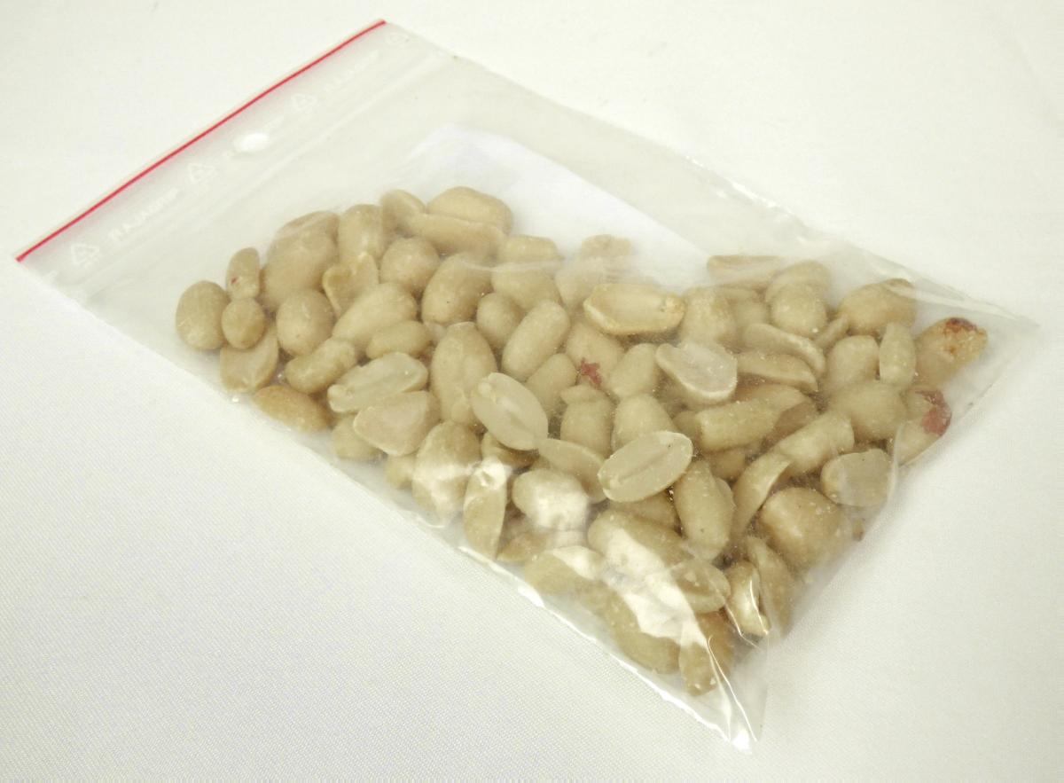Nach den Angaben der Antragstellerin handelt es sich um geschälte, elfenbeinfarbene ganze Erdnüsse (Arachis hypogaea; Erdnusskerne und Erdnusskernhälften), welche durch eine Hitzebehandlung (Blanchieren) enthäutet wurden. Die Erdnüsse haben keine weitergehende, über die Position 1202 hinausgehende Be- oder Verarbeitung erfahren. Die nicht zur Aussaat bestimmte Ware ist in Säcken mit 25 kg oder Bigbags mit 1000 kg Inhalt verpackt.

Zolltarifrechtlich handelt es sich um "Erdnüsse, weder geröstet noch auf andere Weise hitzebehandelt, nicht zur Aussaat bestimmt, geschält".