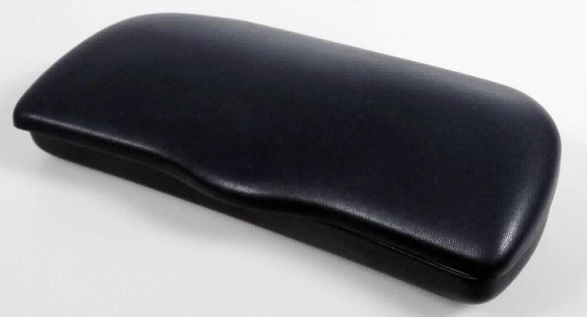 Brillenetui, sog. Brillenetui aus Kunststofffolie, Foto siehe Anlage, 
- mit einer Außenseite aus Kunststofffolien auf einer Unterlage aus Spinnstoffen,
- mit einem Korpus aus unedlem Metall,
- aufklappbar, mit einem Scharnier an der Rückseite, 
- mit Scherstaub ausgekleidet, 
- mit den Abmessungen von ca. 15,5 cm (Länge) x 7 cm (Breite) x 3,5 cm (Höhe), 
- in Form und Größe zur Aufnahme einer Brille gearbeitet.

"Brillenetui, Taschen- oder Handtaschenartikel, mit Außenseite aus Kunststofffolien"