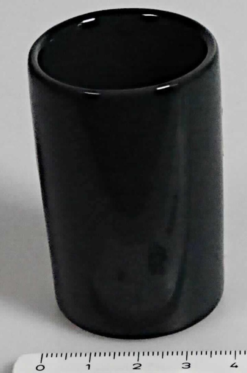 Keramisches Geschirr, sog. Schnaps Pinnchen (grün), Art. 1007638, Foto siehe Anlage,
- glasierter, grüner, runder Becher,
- mit einem Durchmesser von 4,0 cm und einer Höhe von 6,0 cm,
- keramisches Erzeugnis, nach der Formgebung gebrannt, tonmineralhaltiges Material enthaltend, 
- nach dem Ergebnis der wissenschaftlichen Untersuchung handelt es sich bei der Keramik weder 
  um Porzellan noch um gewöhnlichen Ton, Steinzeug, Steingut oder feine Erden; der Becher ist
  damit als Geschirr aus "anderer Keramik" anzusehen.

"Keramisches Geschirr (Schnaps Pinnchen), aus anderer Keramik als Porzellan, gewöhnlicher Ton, 
Steinzeug, Steingut oder feine Erden"