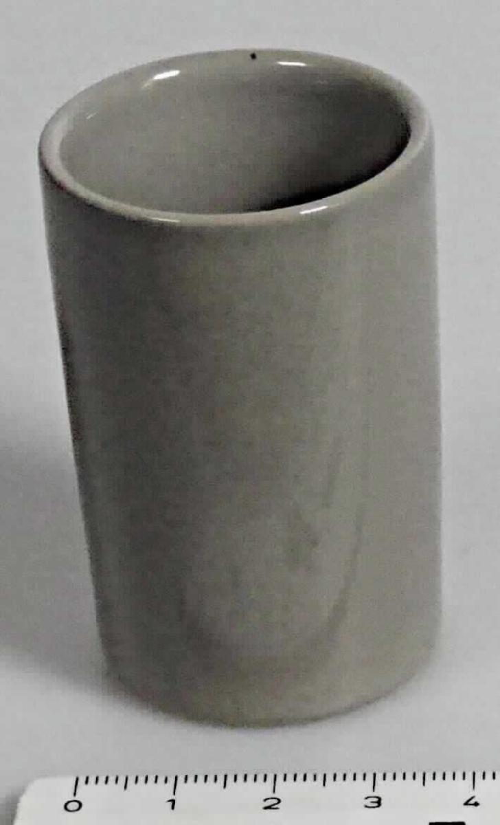 Keramisches Geschirr, sog. Schnaps Pinnchen (grau), Art. 1007636, Foto siehe Anlage,
- glasierter, grauer, runder Becher,
- mit einem Durchmesser von 4,0 cm und einer Höhe von 6,0 cm,
- keramisches Erzeugnis, nach der Formgebung gebrannt, tonmineralhaltiges Material enthaltend, 
  nach dem Ergebnis der wissenschaftlichen Untersuchung handelt es sich bei der Keramik weder 
  um Porzellan noch um gewöhnlichen Ton, Steinzeug, Steingut oder feine Erden; der Becher ist
  damit als Geschirr aus "anderer Keramik" anzusehen.

"Keramisches Geschirr (Schnaps Pinnchen), aus anderer Keramik als Porzellan, gewöhnlicher Ton, 
Steinzeug, Steingut oder feine Erden"