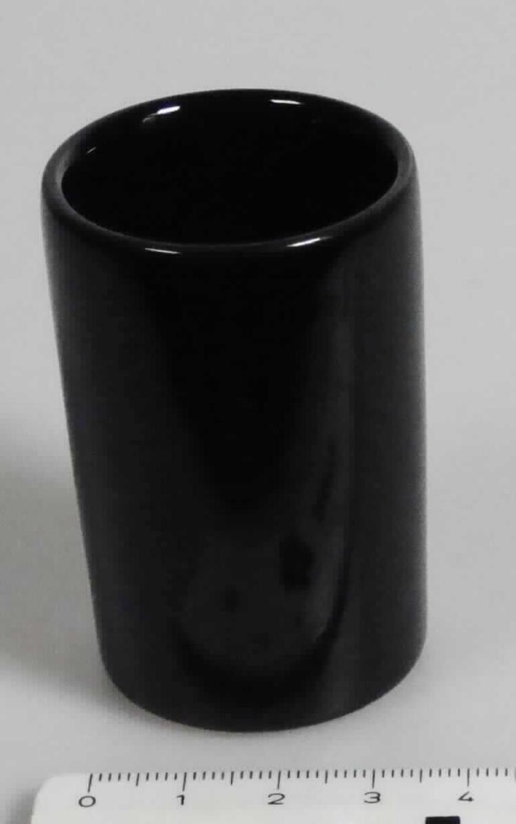Keramisches Geschirr, sog. Schnaps Pinnchen (schwarz), Art. 1007637, Foto siehe Anlage,
- glasierter, schwarzer, runder Becher,
- mit einem Durchmesser von 4,0 cm und einer Höhe von 6,0 cm,
- keramisches Erzeugnis, nach der Formgebung gebrannt, tonmineralhaltiges Material enthaltend, 
- nach dem Ergebnis der wissenschaftlichen Untersuchung handelt es sich bei der Keramik weder 
  um Porzellan noch um gewöhnlichen Ton, Steinzeug, Steingut oder feine Erden; der Becher ist
  damit als Geschirr aus "anderer Keramik" anzusehen.

"Keramisches Geschirr (Schnaps Pinnchen), aus anderer Keramik als Porzellan, gewöhnlicher Ton, 
Steinzeug, Steingut oder feine Erden"