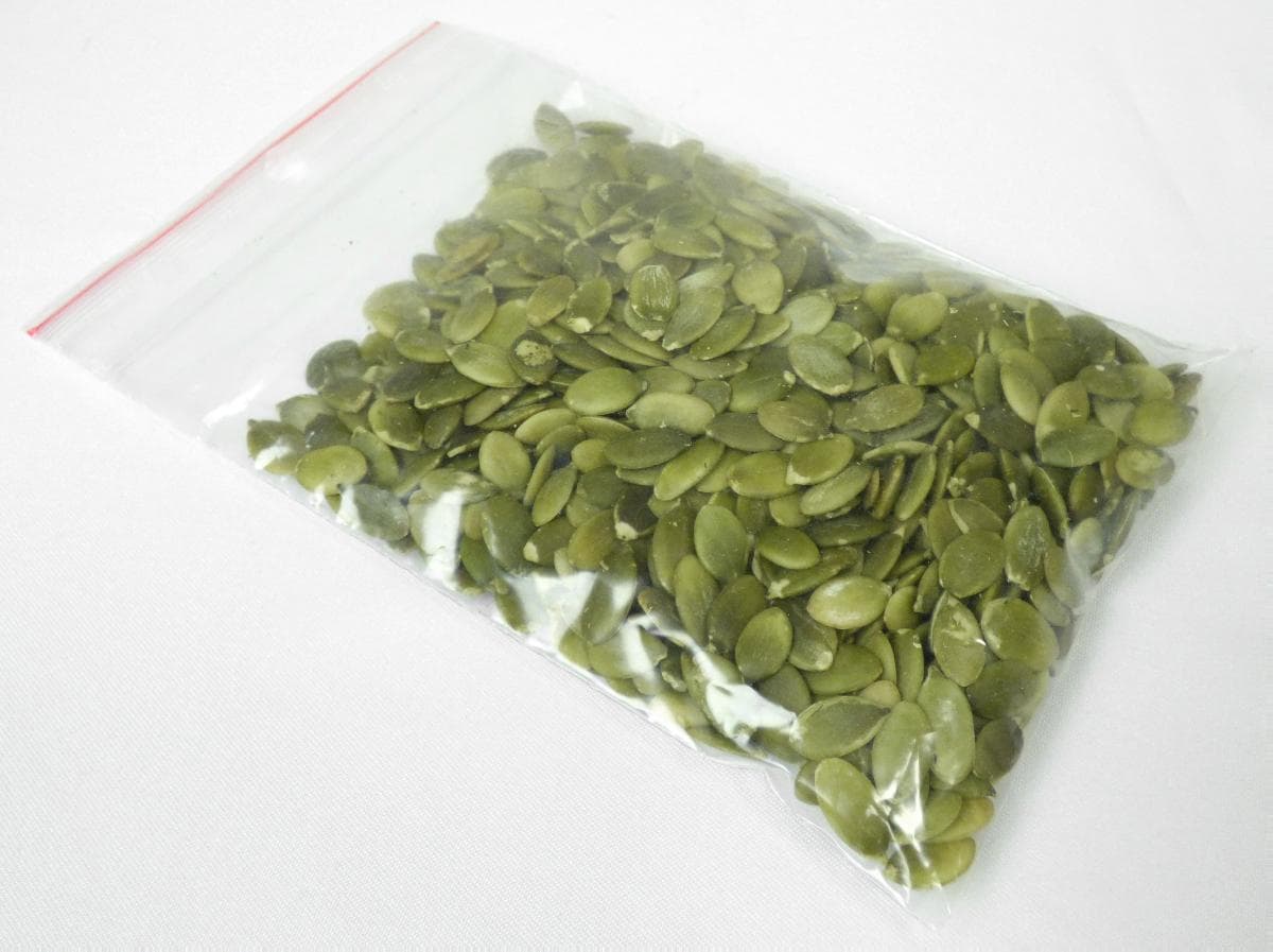 Nach den Angaben der Antragstellerin handelt es sich um trockene, ovale, flache, matte hellgrüne geschälte Kerne vom hartschaligen Gemüse- bzw. Gartenkürbis (Cucurbita pepo). Die äußere Haut weist durch den Schälvorgang Beschädigungen auf. Die nicht keimfähigen Samen sind für die Lebensmittelindustrie bestimmt. Die Kürbiskerne sind in 25 kg Papiersäcken abgepackt.

Zolltarifrechtlich handelt es sich um pflanzliche Waren der hauptsächlich zur menschlichen Ernährung verwendeten Art, anderweit weder genannt noch inbegriffen.