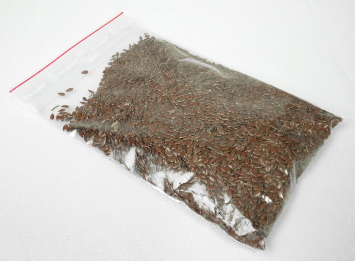 Nach den Angaben der Antragstellerin handelt es sich um ganze, trockene, braune, flach-ovale Samen von der Flachspflanze (Gemeiner Lein, Linum usitatissimum). Die Leinsamen wurden lediglich getrocknet. Eine weitergehende, über die Position 1204 hinausgehende unzulässige Be- oder Verarbeitung haben die Samen nicht erfahren. Die Samen sind nicht zur Aussaat bestimmt.
Die Ware wird in Säcken mit 11,34 kg, 22,68 kg oder 25 kg Inhalt bzw. in Bigbags mit 950 kg oder 1.000 kg Inhalt verpackt.

Zolltarifrechtlich handelt es sich um "Leinsamen, nicht zur Aussaat".