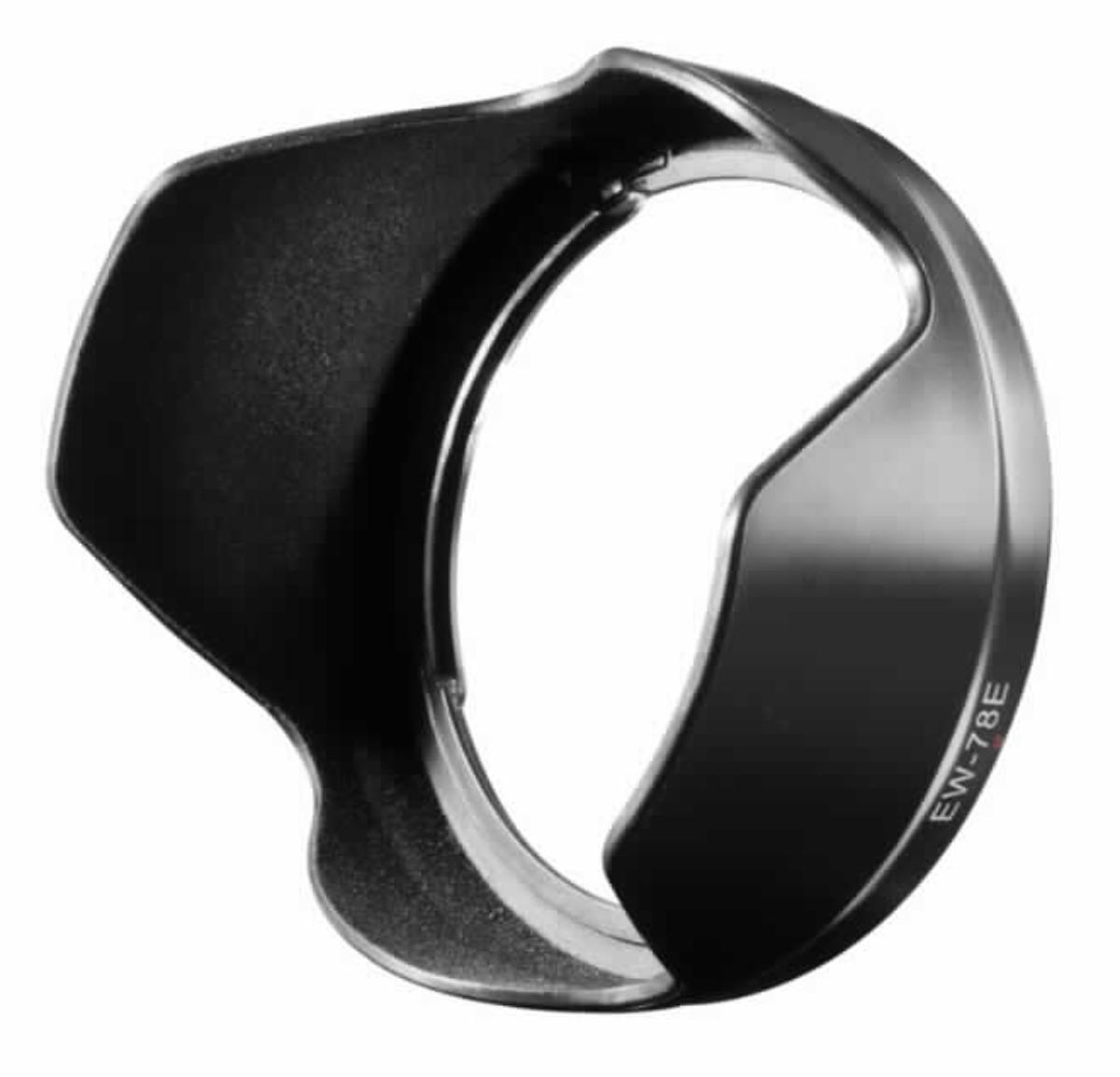 Sog. Walimex Gegenlichtblende EW78E, im Wesentlichen bestehend aus einem Ring aus Kunststoff mit Bajonettanschluss, dessen Rand wellenförmig gearbeitet und innenseitig mit einem Veloursstoff überzogen ist, um einfallendes Streulicht zu absorbieren. Die Blende ist speziell für Objektive der Canon-EF-S-Serie (nicht Gegenstand dieser vZTA-Entscheidung) konzipiert und kann umgekehrt auch als Objektivschutz verwendet werden.
Äußere Form: siehe Abbildung in der Anlage.
Die Ware ist in einem Blister verpackt und dient zur Vermeidung von störendem Streulichteinfall bei Fotoauf-nahmen.

Die Ware wird als "Zubehör, erkennbar hauptsächlich bestimmt für Objektive für Kameras, die nicht von den Unterpositionen (TARIC) 9002 1100 15 bis 9002 1100 85 erfasst werden" eingereiht.